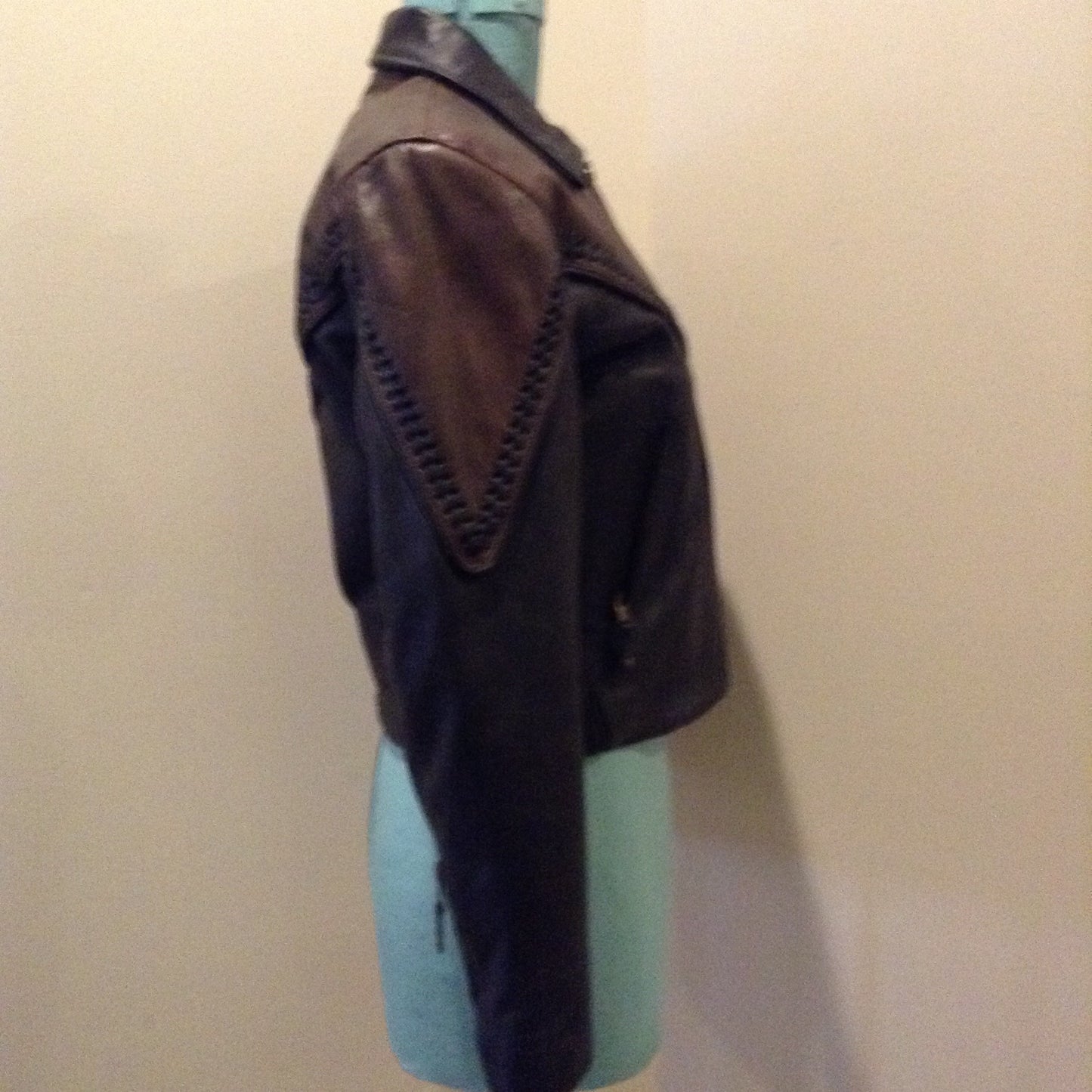Kingspier Vintage - Vintage Hot Leathers brown and black leather moto jacket with leather stitching detail, zipper closure, zip pockets, zip details on the sleeve and a removable quilted lining. Women’s large.