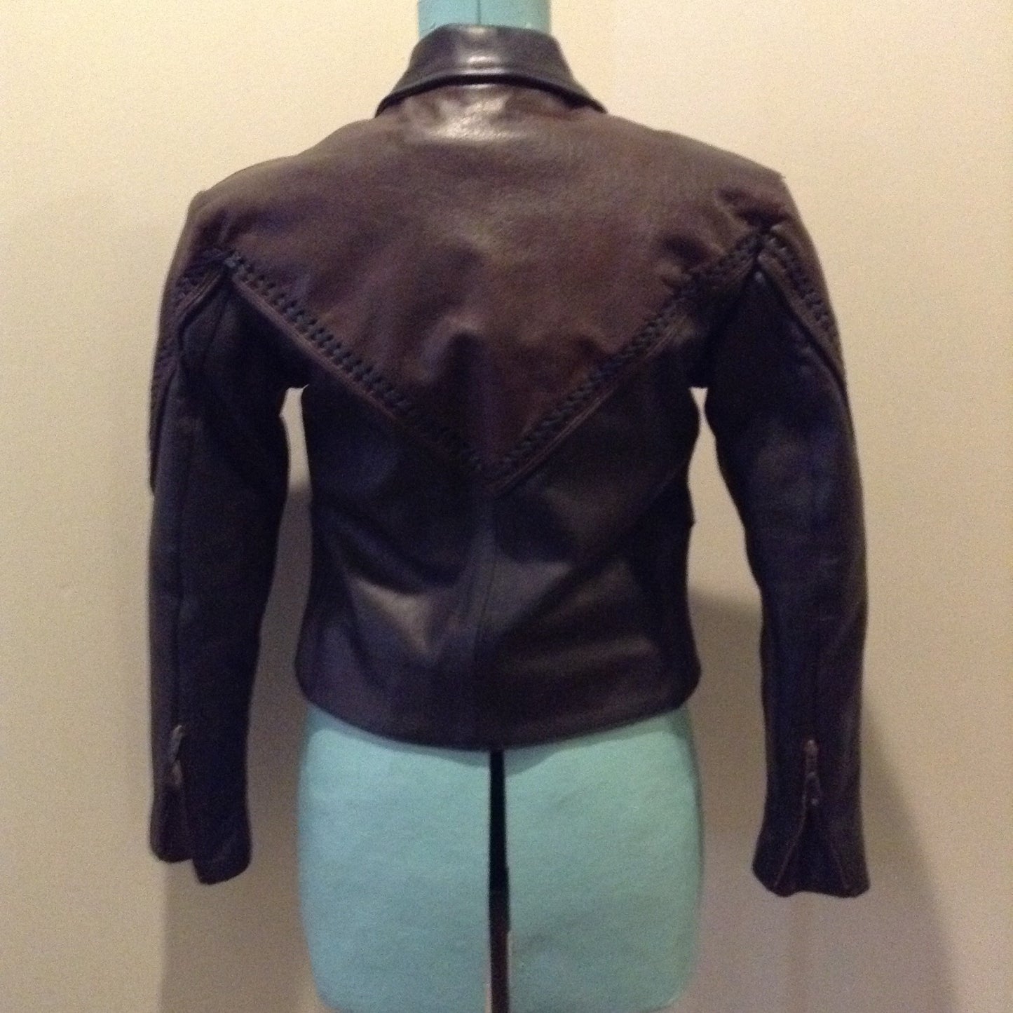 Kingspier Vintage - Vintage Hot Leathers brown and black leather moto jacket with leather stitching detail, zipper closure, zip pockets, zip details on the sleeve and a removable quilted lining. Women’s large.