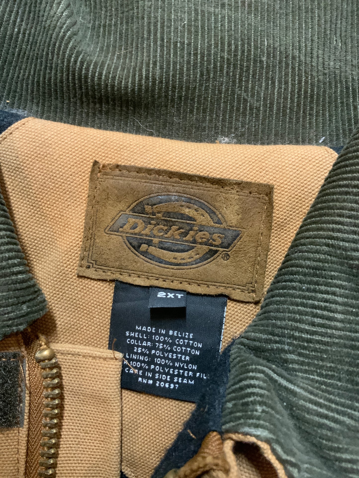 Kingspier Vintage - Dickies canvas work jacket with green corduroy collar, patch pockets, zipper, Velcro closures, quilted lining, an inside drawstring at the waist and an inside pocket.