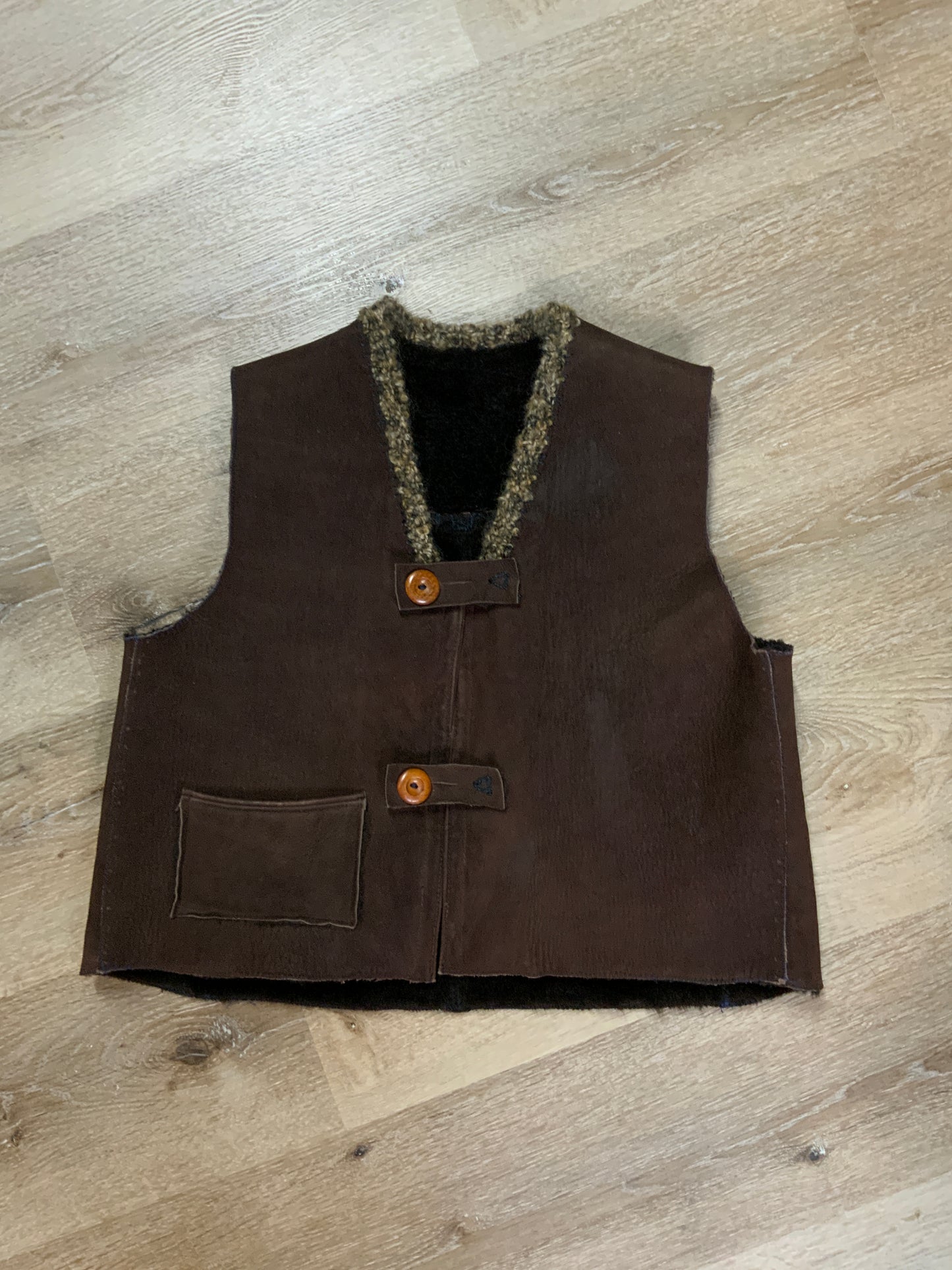 Kingspier Vintage - Brown sheepskin vest with two wooden button closures, one patch pocket and a knit mohair collar.