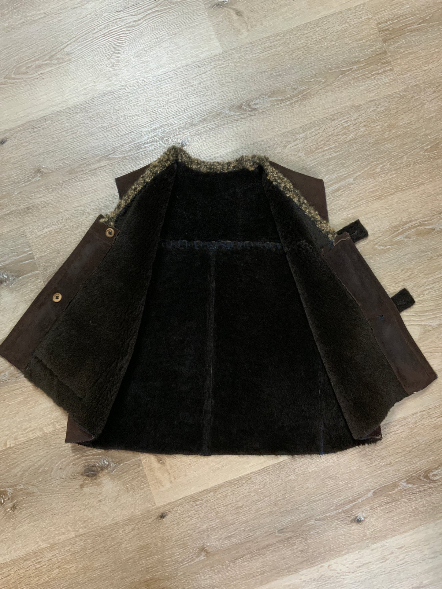 Kingspier Vintage - Brown sheepskin vest with two wooden button closures, one patch pocket and a knit mohair collar.