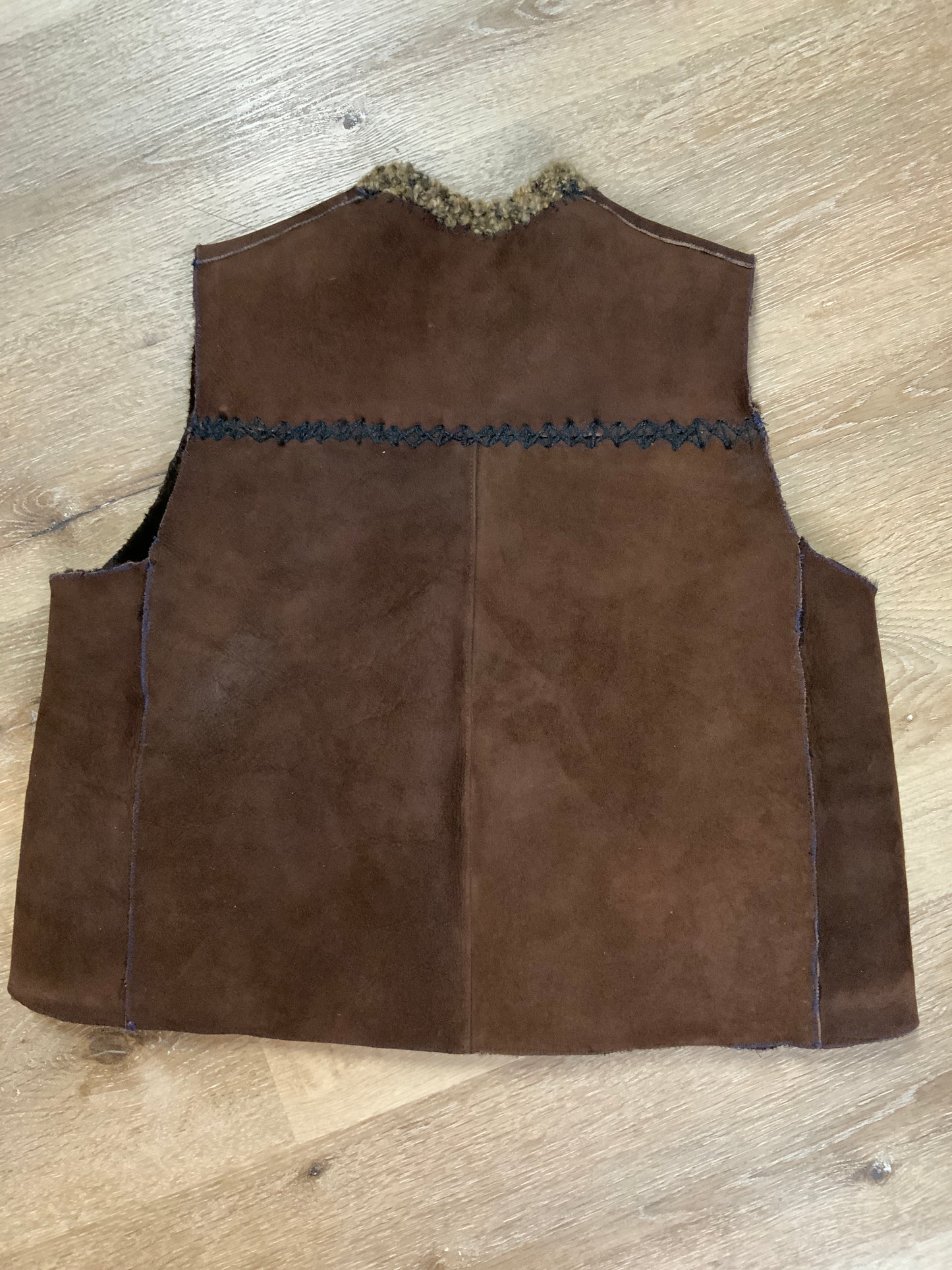 Kingspier Vintage - Brown sheepskin vest with two wooden button closures, one patch pocket and a knit mohair collar.