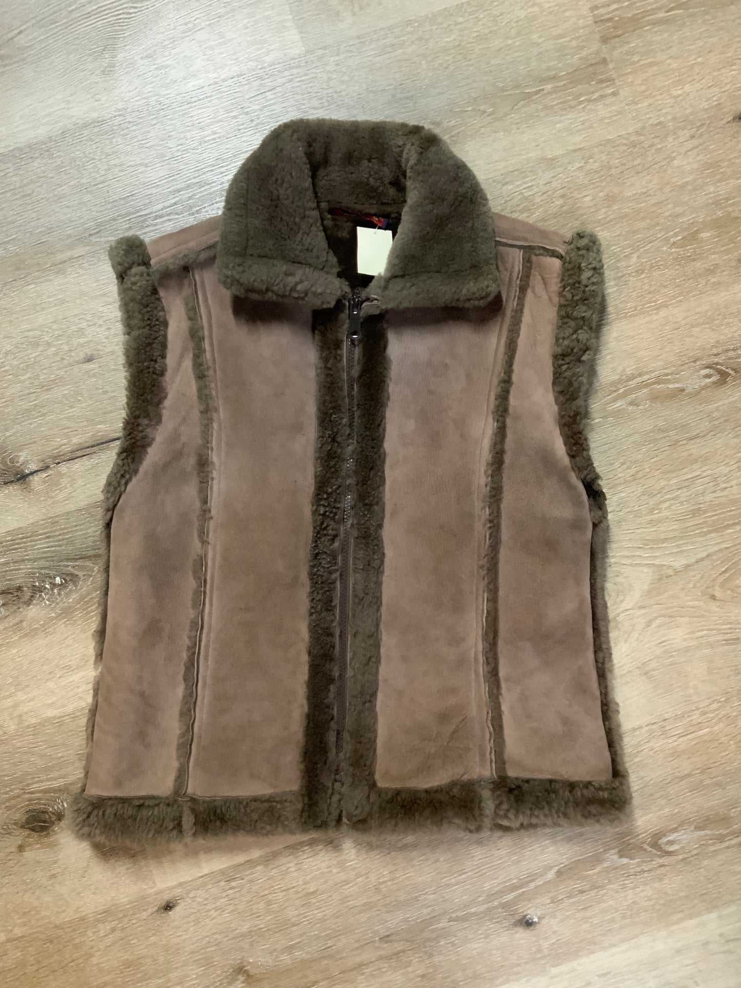 Kingspier Vintage - Anne Klein brown shearling vest with shearling trim and zipper closure.