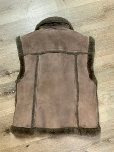 Kingspier Vintage - Anne Klein brown shearling vest with shearling trim and zipper closure.
