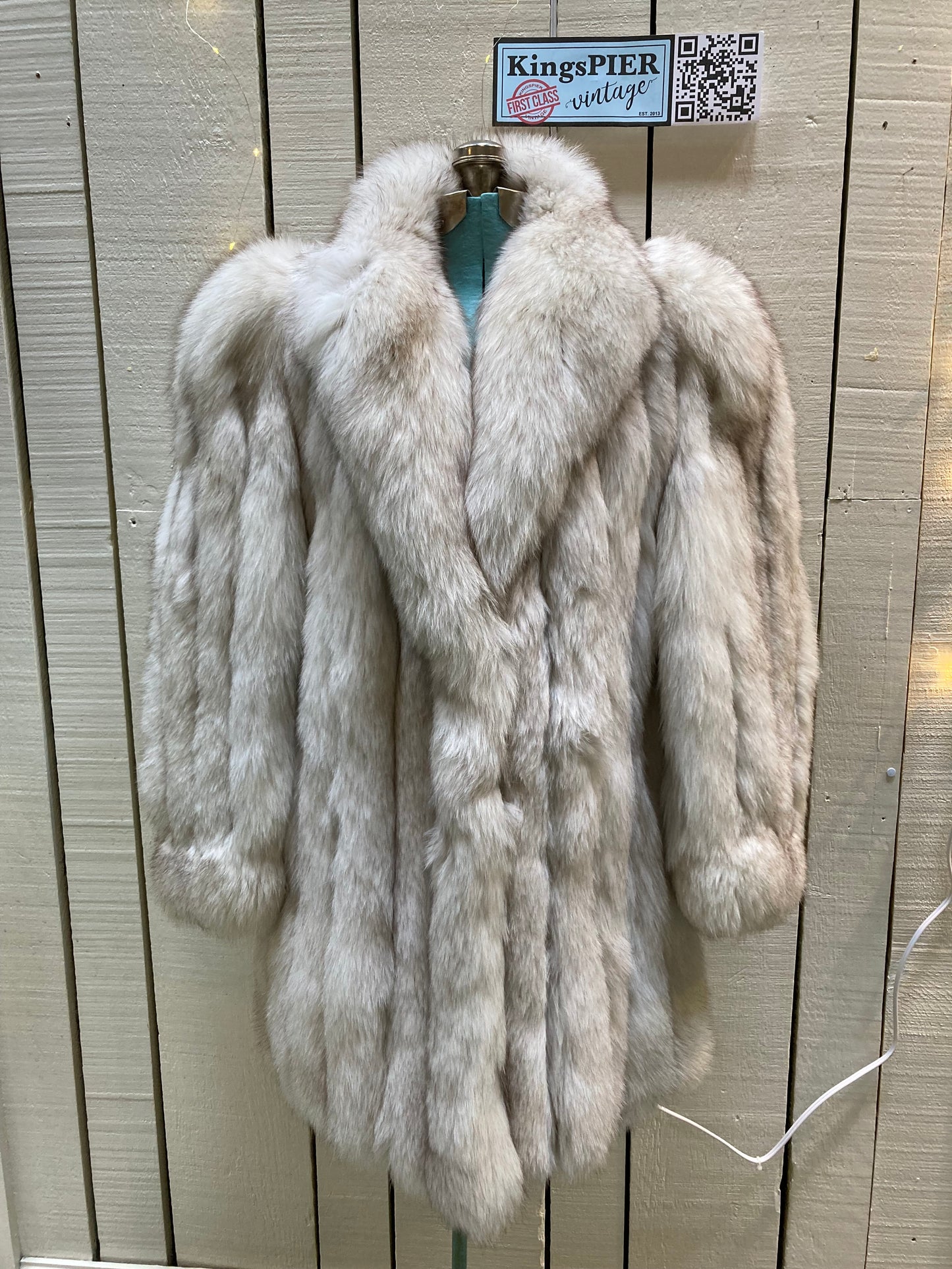 Kingspier Vintage - Vintage silver 70's fur coat with hook and eye closures and two front pockets.
No manufacturer's details.