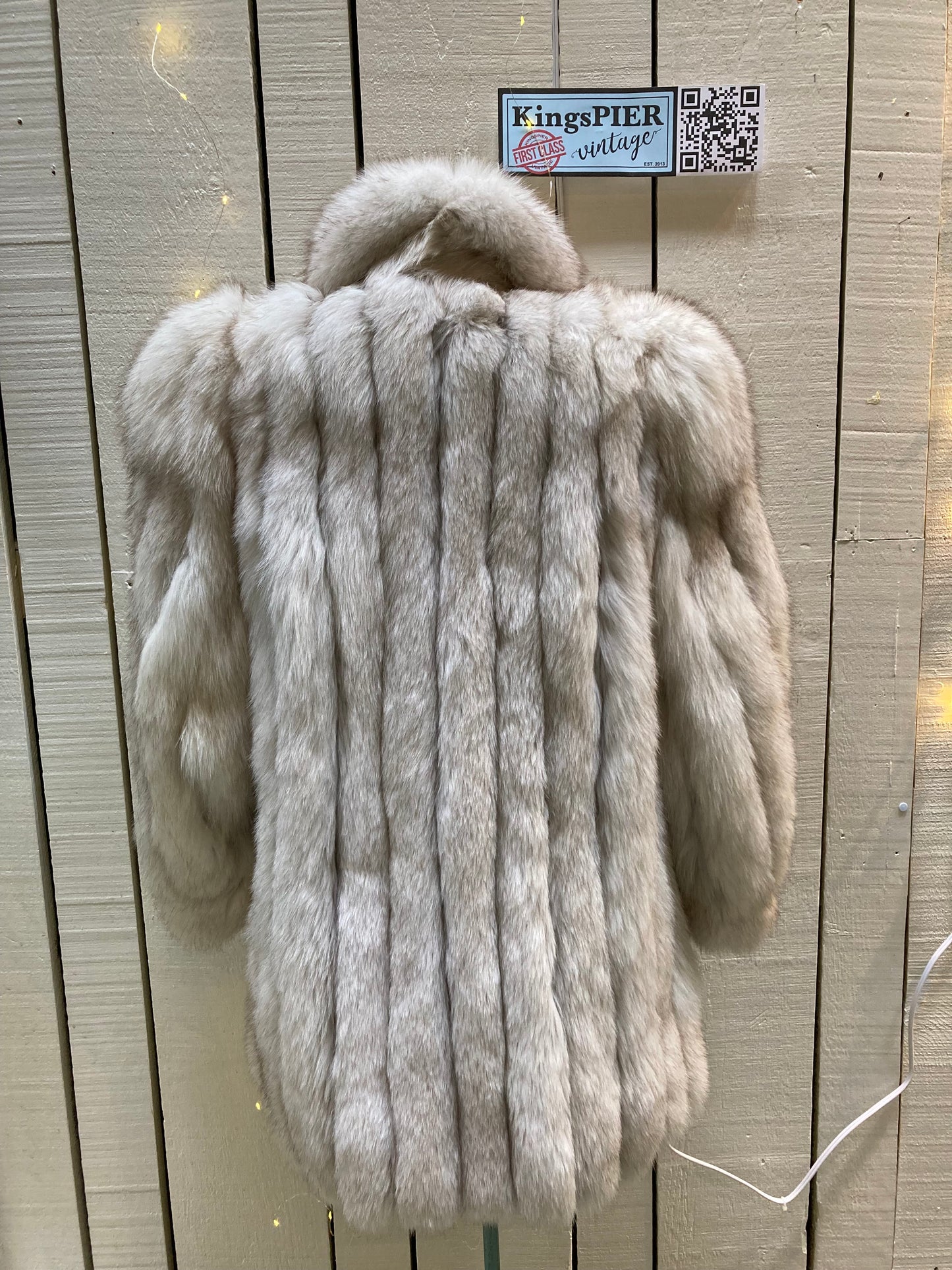Kingspier Vintage - Vintage silver 70's fur coat with hook and eye closures and two front pockets.
No manufacturer's details.
