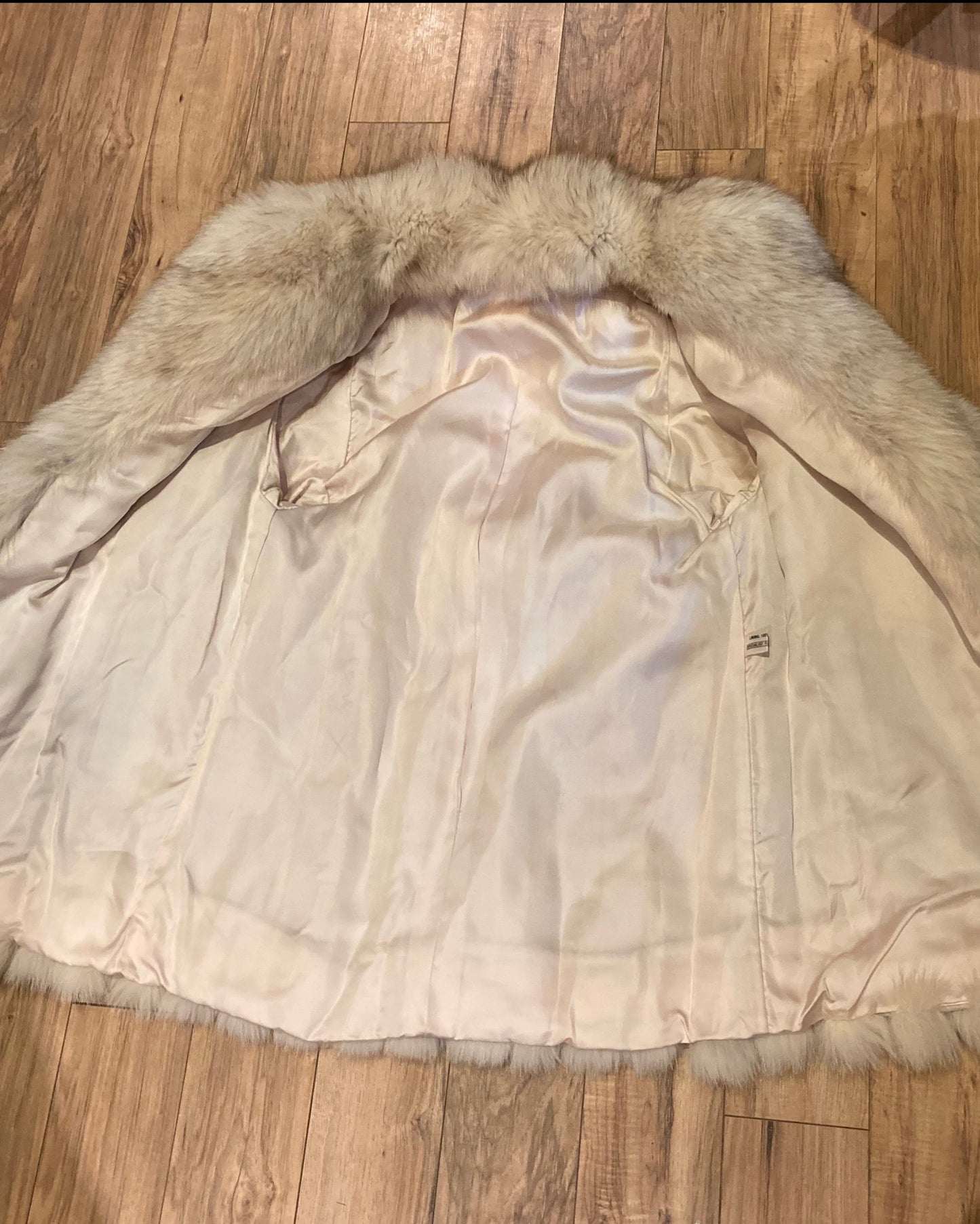 Kingspier Vintage - Vintage silver 70's fur coat with hook and eye closures and two front pockets.
No manufacturer's details.