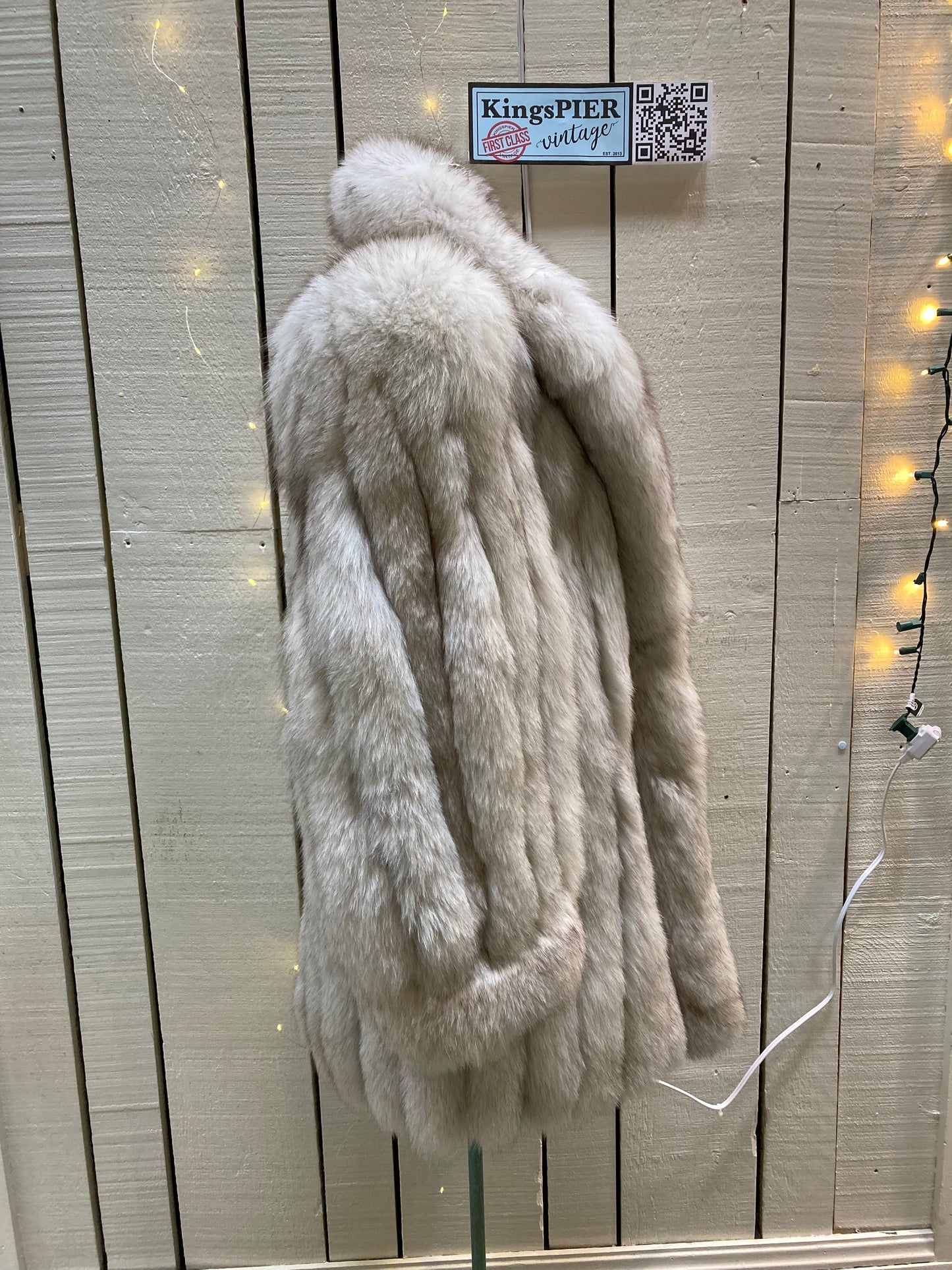 Kingspier Vintage - Vintage silver 70's fur coat with hook and eye closures and two front pockets.
No manufacturer's details.
