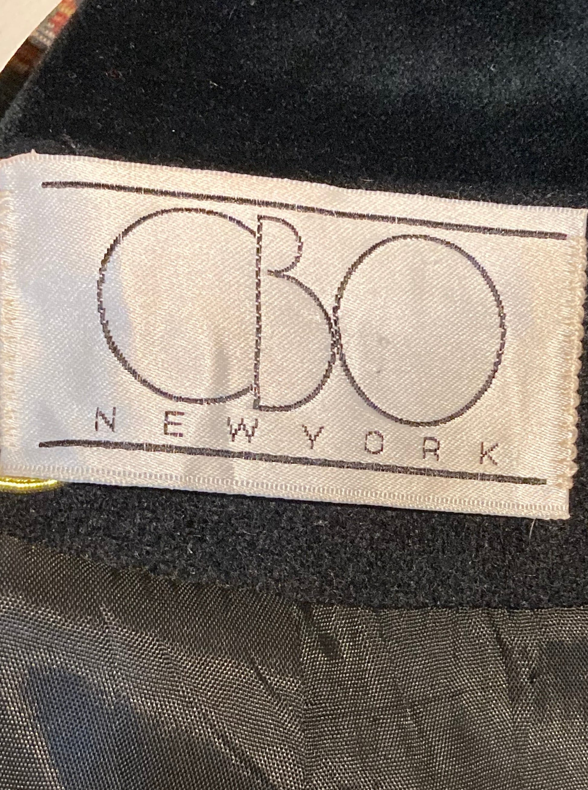 Kingspier Vintage - Vintage CBO New York long black wool blend coat with velvet collar and cuffs, button closures and front pockets.
Made in USA.