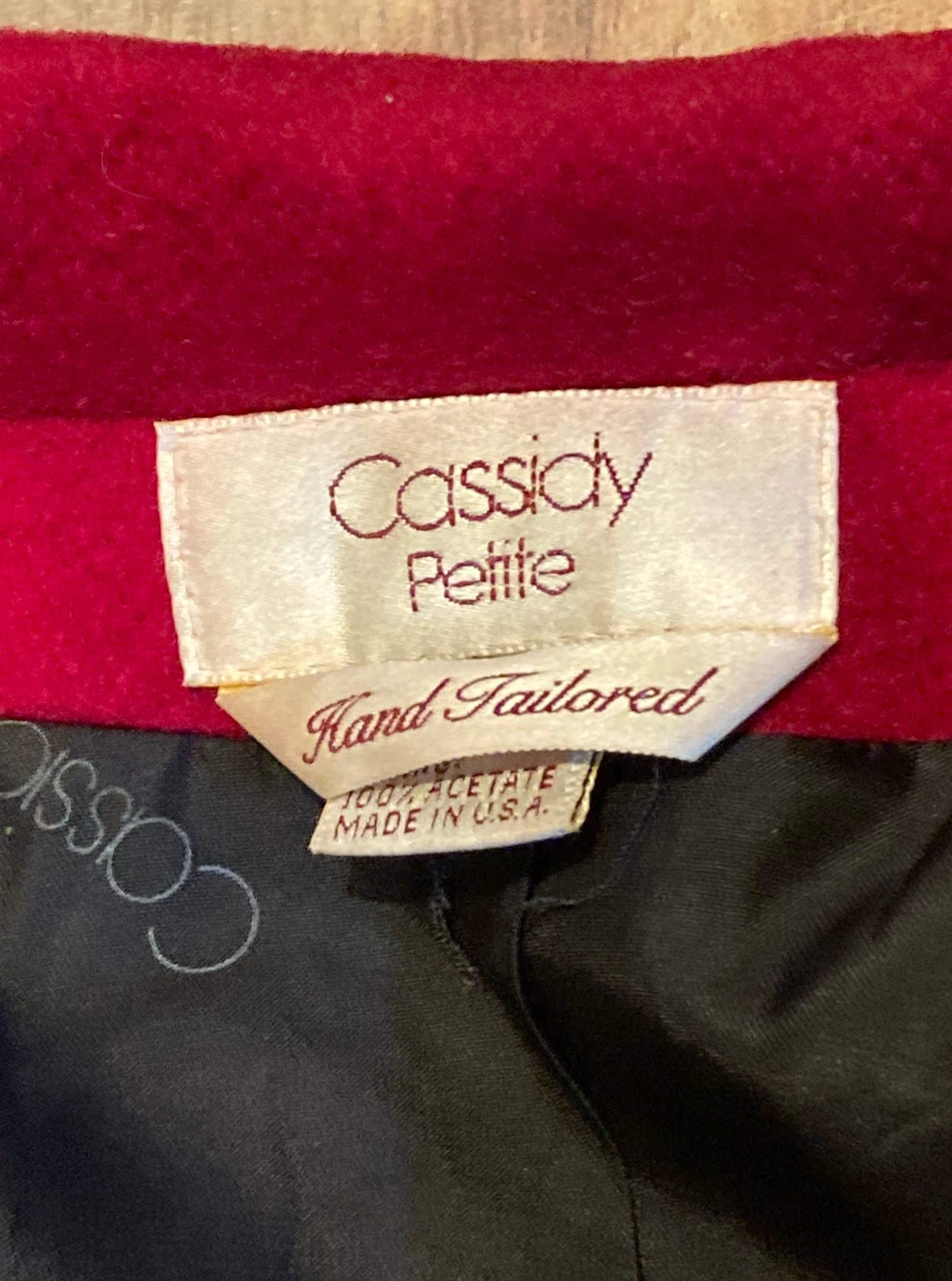 Kingspier Vintage - Vintage Cassidy Petite hand tailored red 100% wool long coat with button closures.
Made in USA.
Size 6.