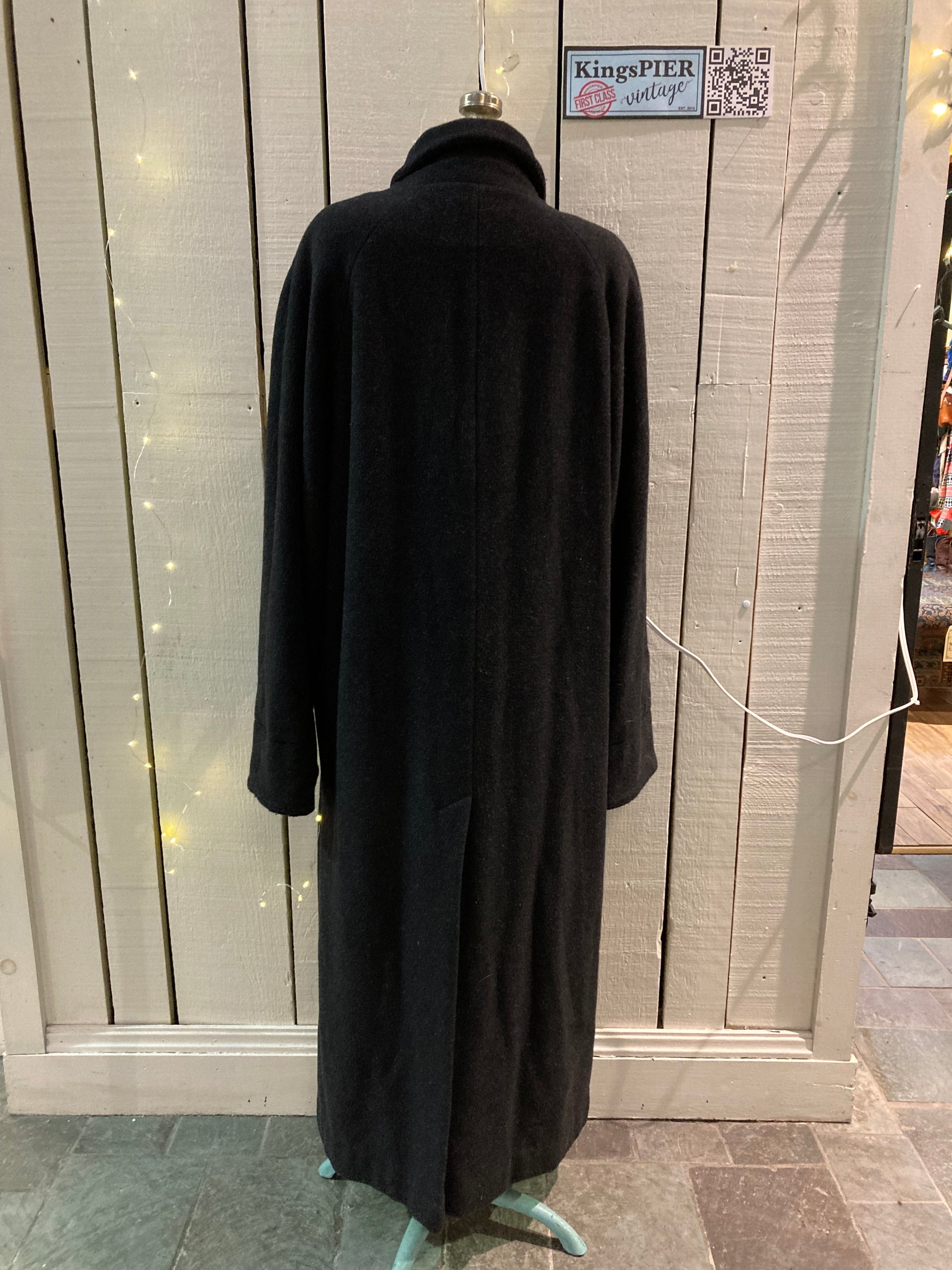 Kingspier Vintage - Vintage CBO New York long black wool blend coat with velvet collar and cuffs, button closures and front pockets.
Made in USA.