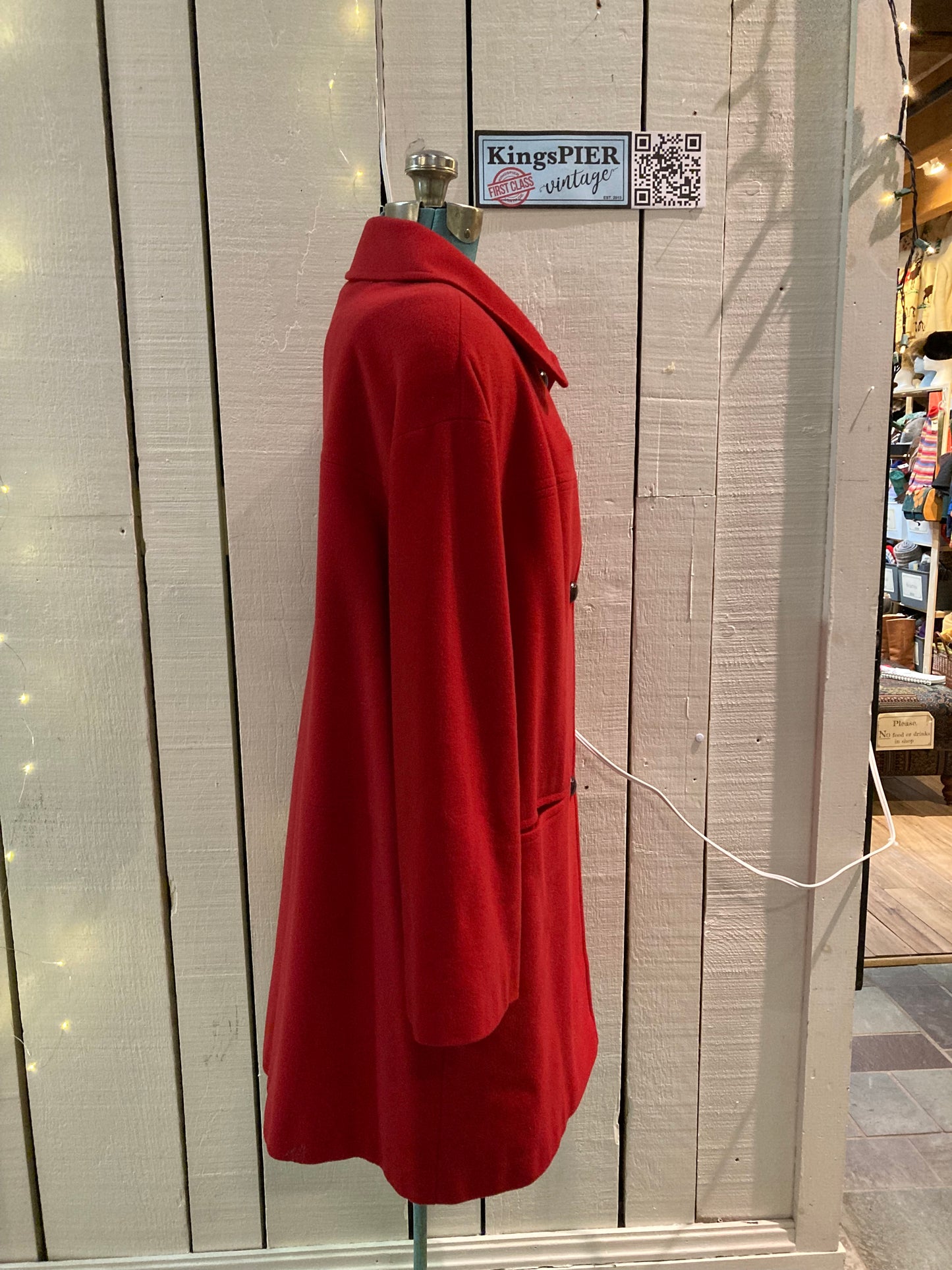 Kingspier Vintage - Cleo bright red wool blend (70% wool, 20% nylon, 10% cashmere) with button closures and patch pockets.
Made in Canada.
Size 8.