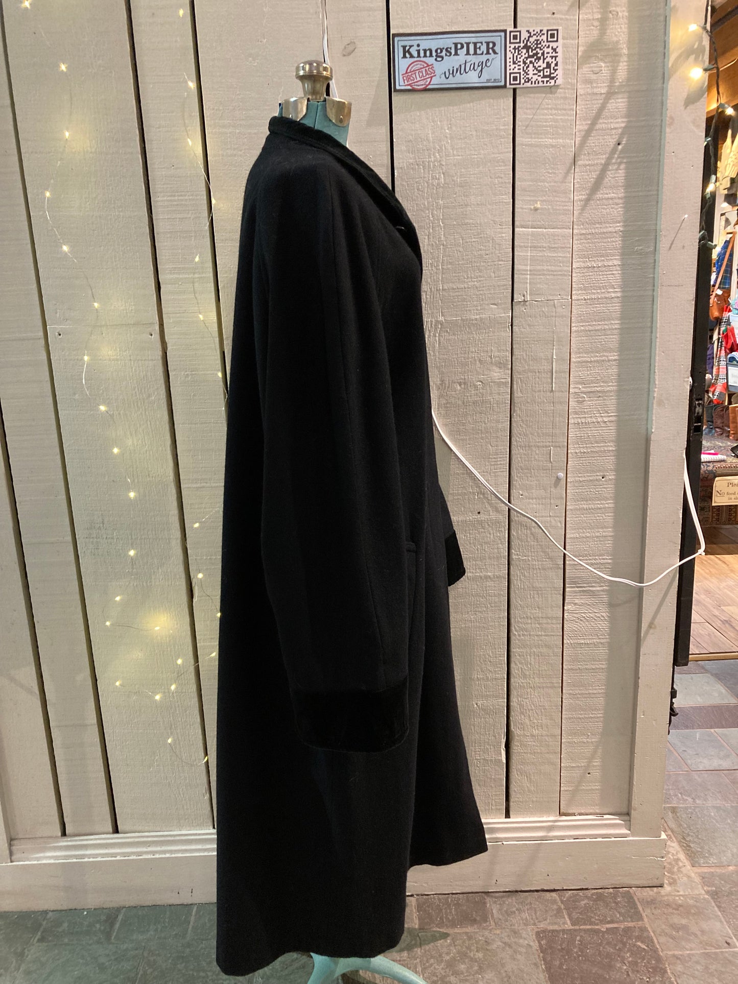 Kingspier Vintage - Vintage CBO New York long black wool blend coat with velvet collar and cuffs, button closures and front pockets.
Made in USA.