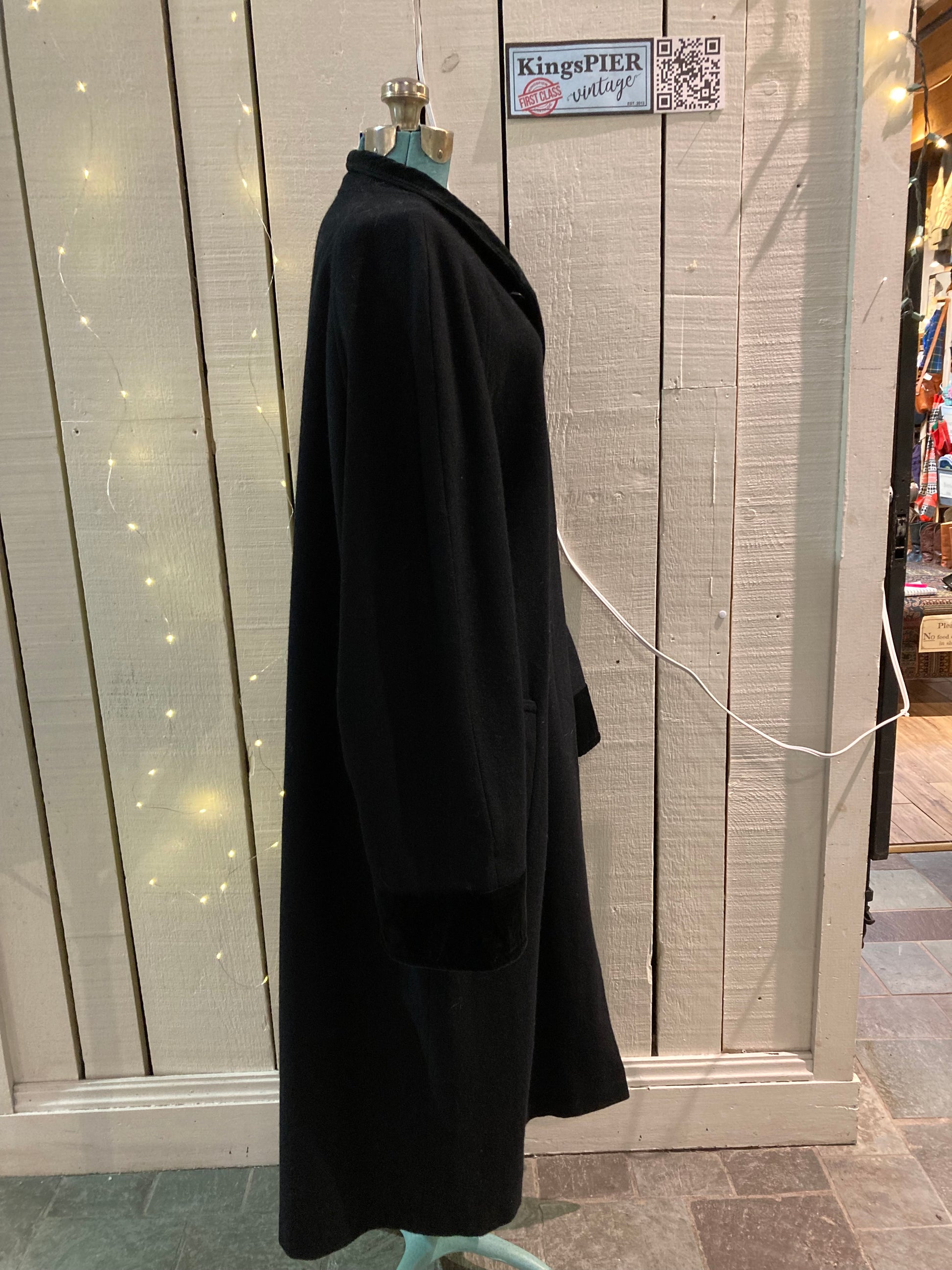 Kingspier Vintage - Vintage CBO New York long black wool blend coat with velvet collar and cuffs, button closures and front pockets.
Made in USA.