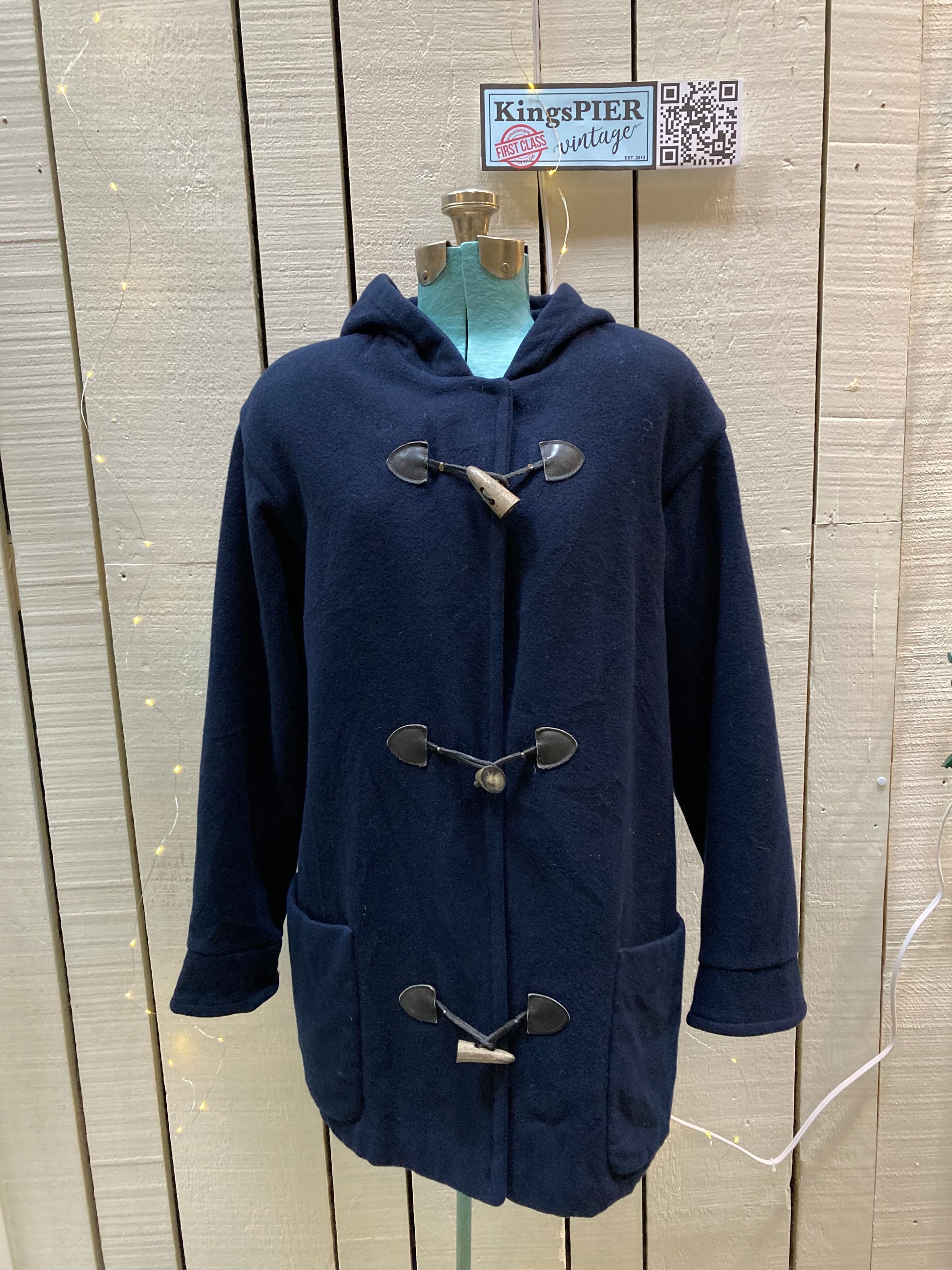 Kingspier Vintage - Eddie Bauer blue duffle coat with hood, antler toggle closures and front patch pockets. Fibres unknown.
Size Small