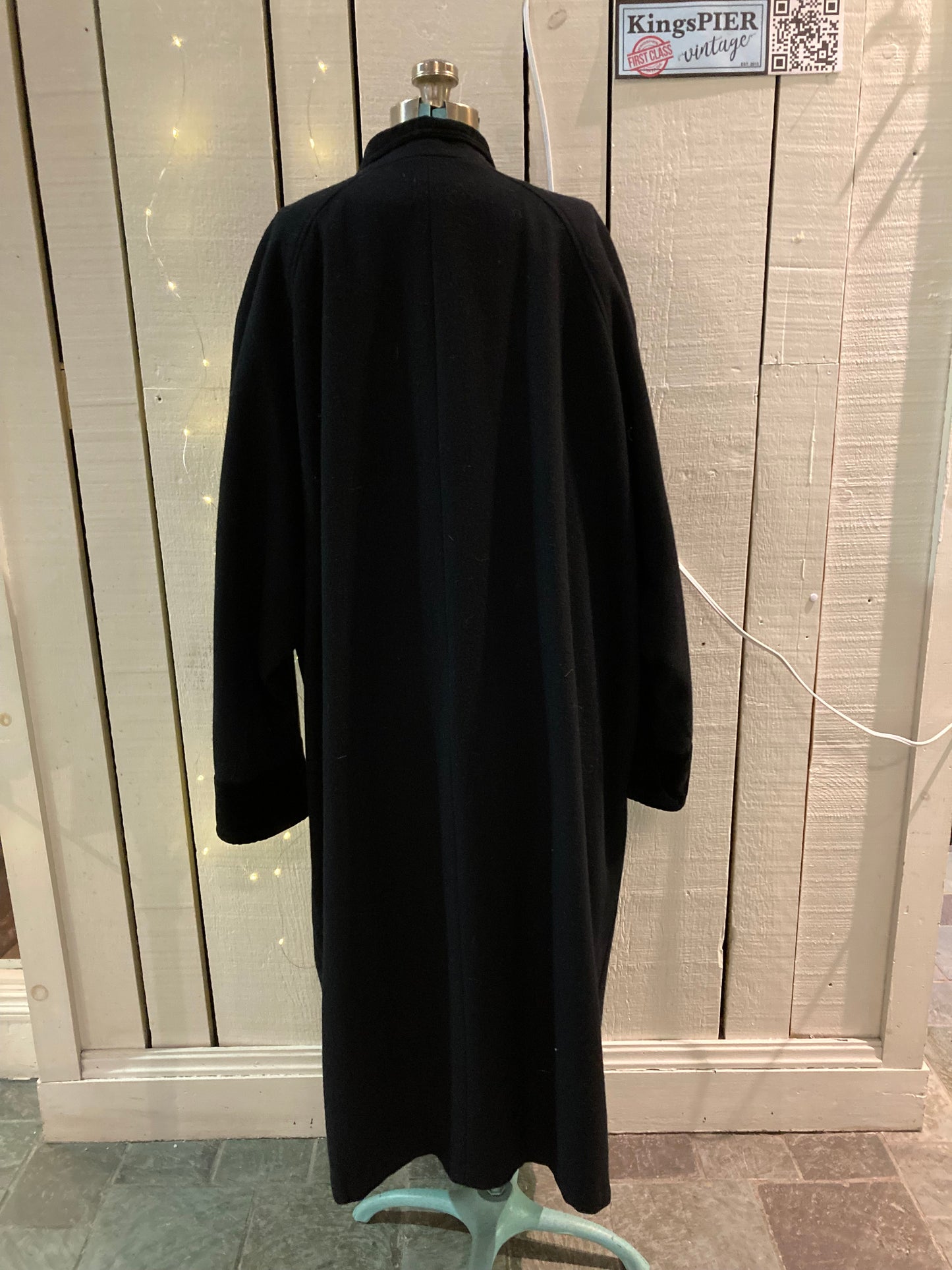 Kingspier Vintage - Vintage CBO New York long black wool blend coat with velvet collar and cuffs, button closures and front pockets.
Made in USA.