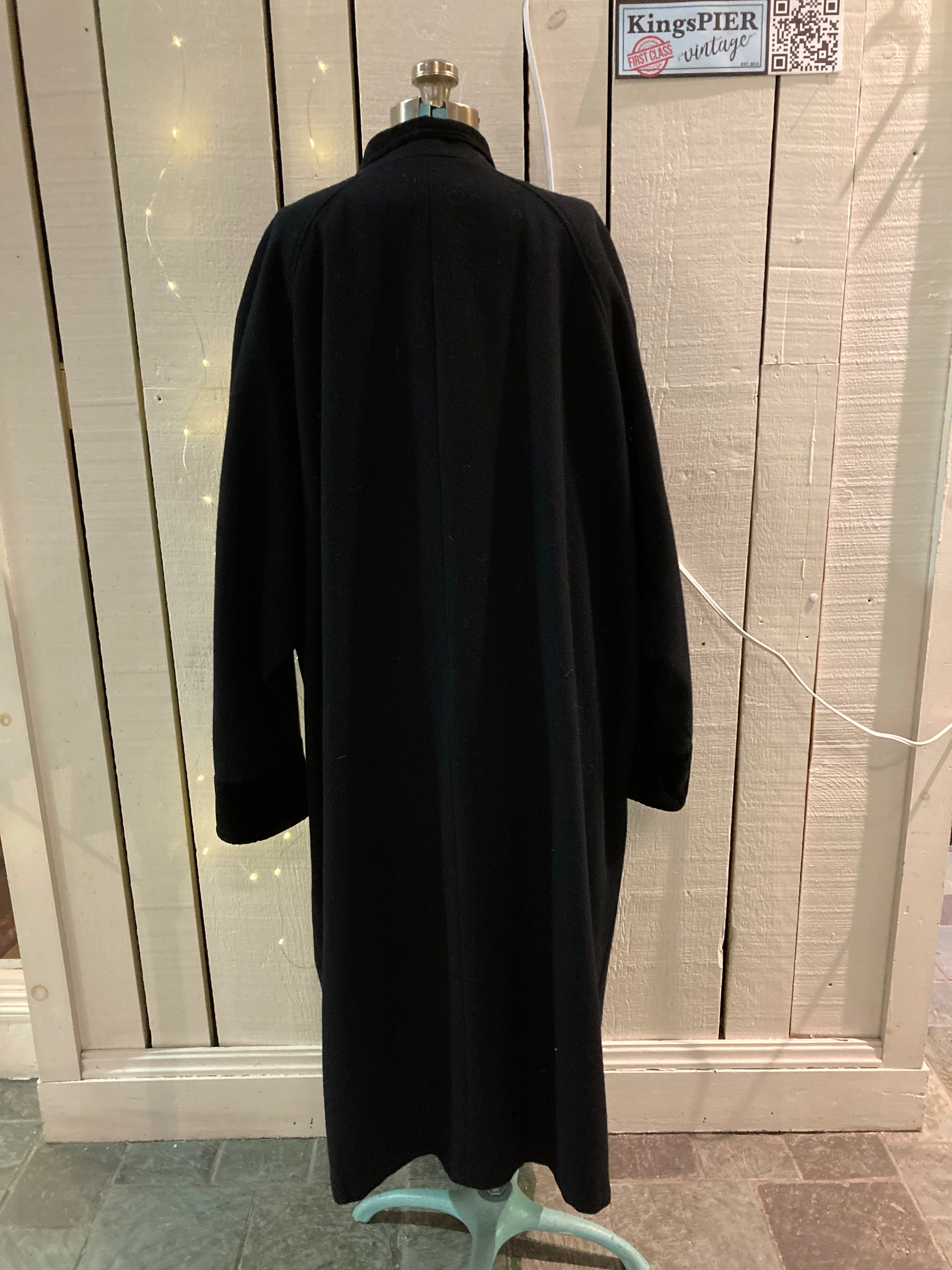 Kingspier Vintage - Vintage CBO New York long black wool blend coat with velvet collar and cuffs, button closures and front pockets.
Made in USA.