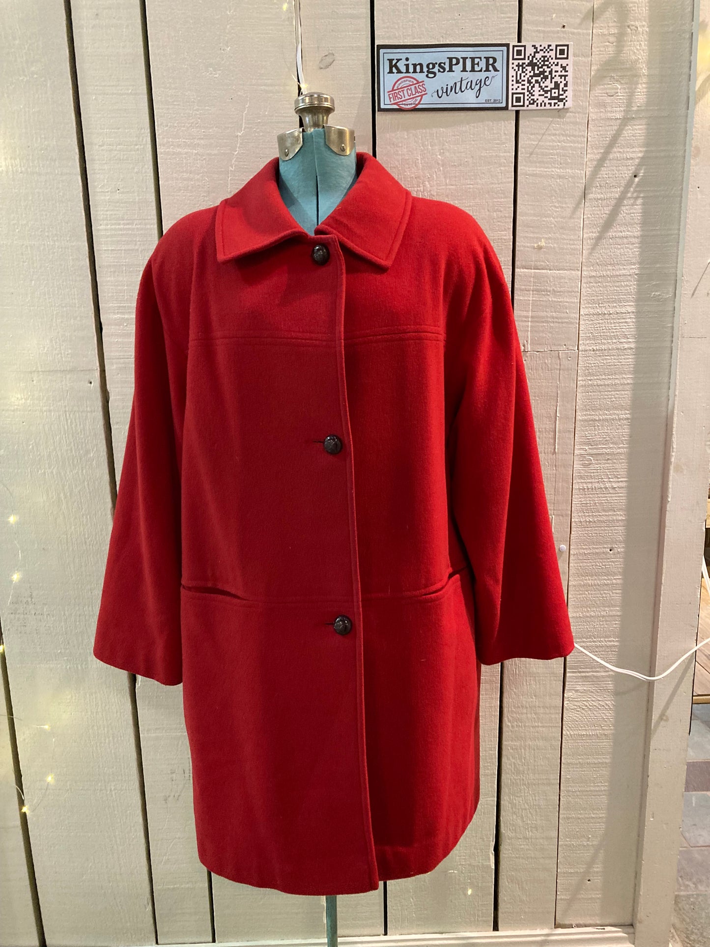 Kingspier Vintage - Cleo bright red wool blend (70% wool, 20% nylon, 10% cashmere) with button closures and patch pockets.
Made in Canada.
Size 8.