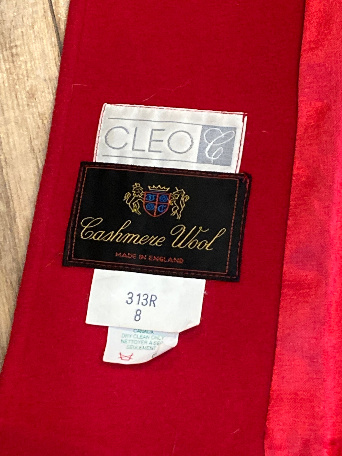 Kingspier Vintage - Cleo bright red wool blend (70% wool, 20% nylon, 10% cashmere) with button closures and patch pockets.
Made in Canada.
Size 8.