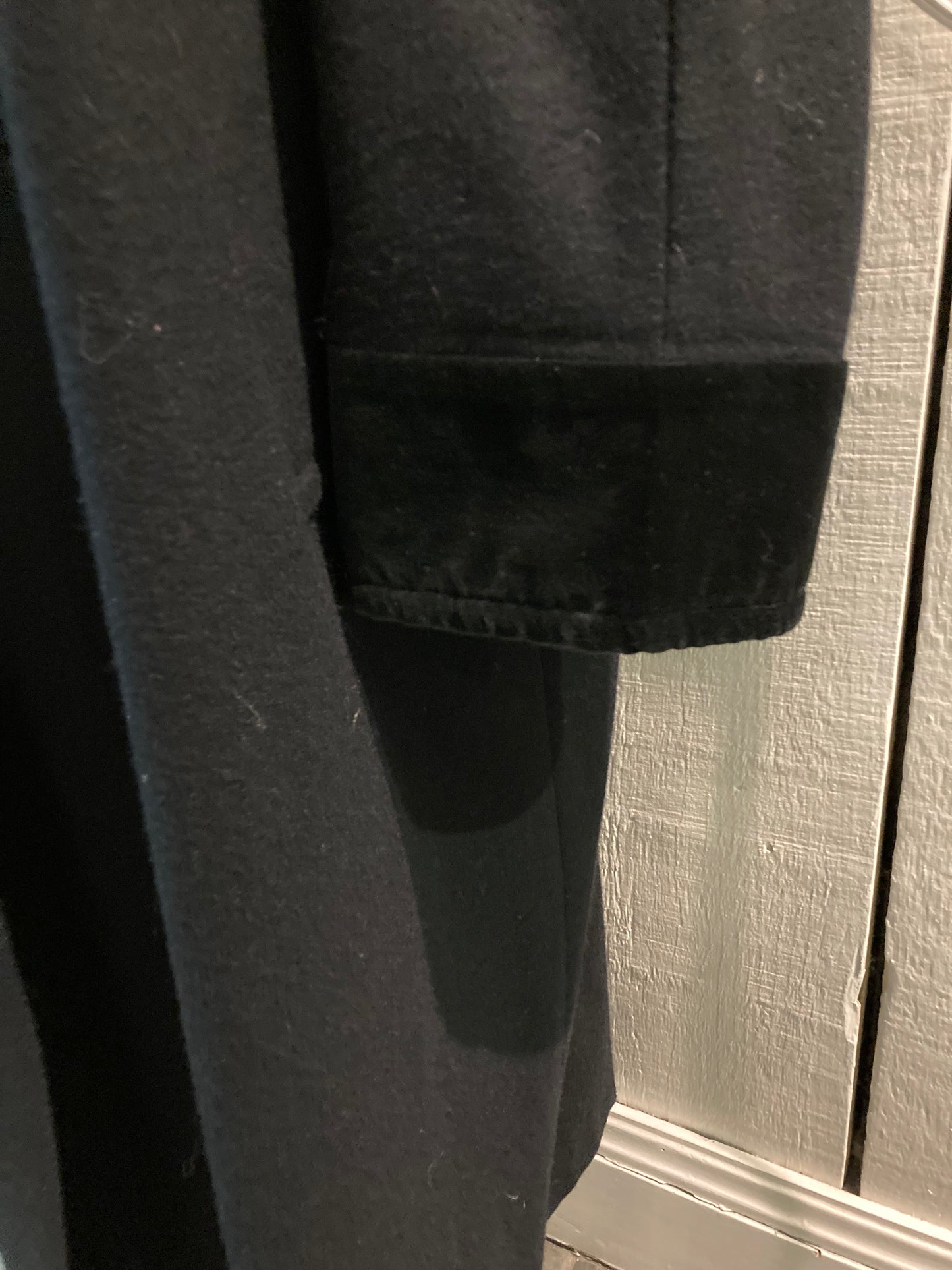 Kingspier Vintage - Vintage CBO New York long black wool blend coat with velvet collar and cuffs, button closures and front pockets.
Made in USA.