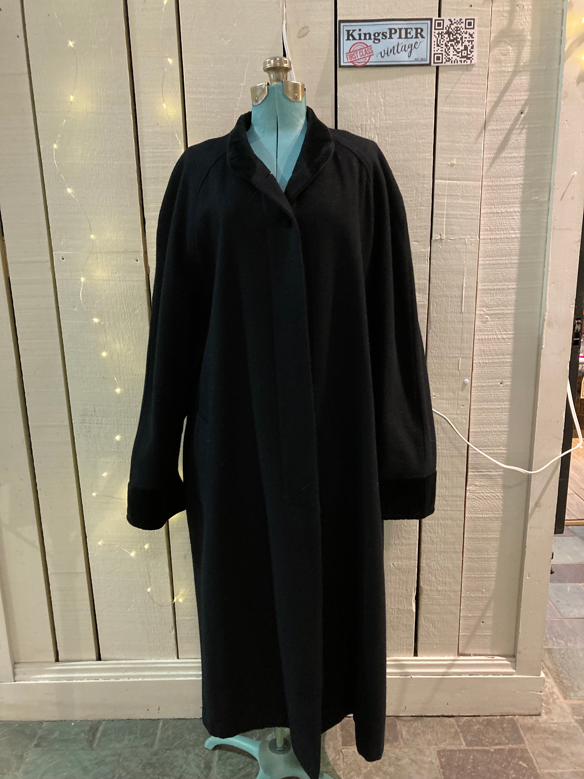 Kingspier Vintage - Vintage CBO New York long black wool blend coat with velvet collar and cuffs, button closures and front pockets.
Made in USA.