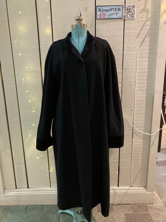 Kingspier Vintage - Vintage CBO New York long black wool blend coat with velvet collar and cuffs, button closures and front pockets.
Made in USA.