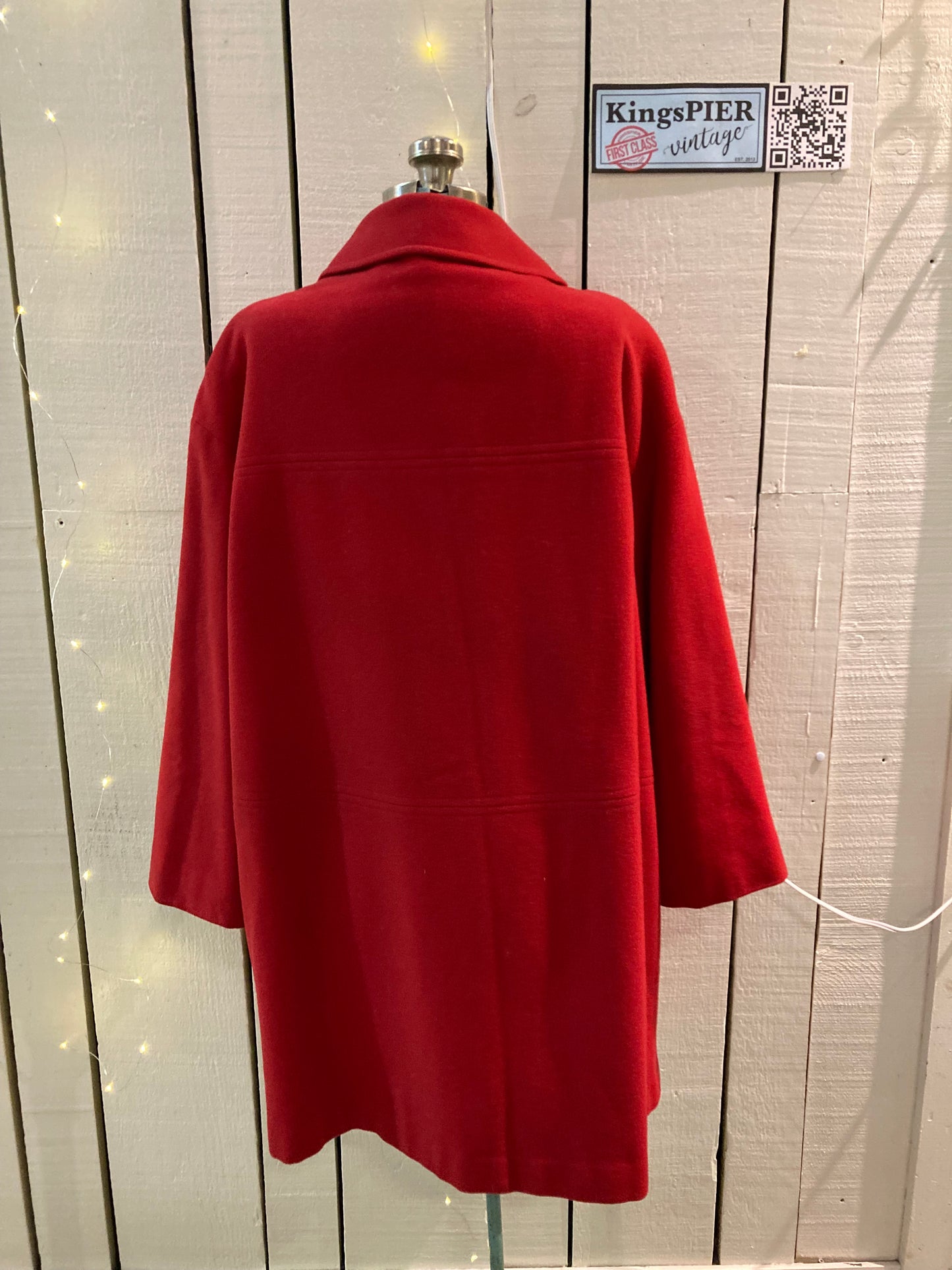 Kingspier Vintage - Cleo bright red wool blend (70% wool, 20% nylon, 10% cashmere) with button closures and patch pockets.
Made in Canada.
Size 8.