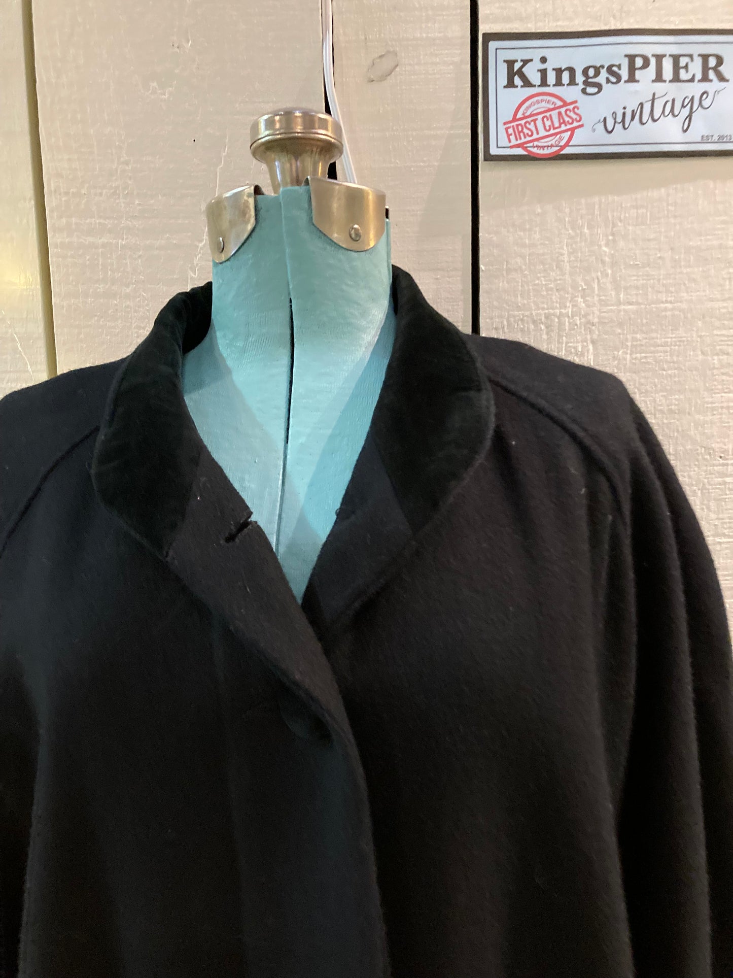 Kingspier Vintage - Vintage CBO New York long black wool blend coat with velvet collar and cuffs, button closures and front pockets.
Made in USA.