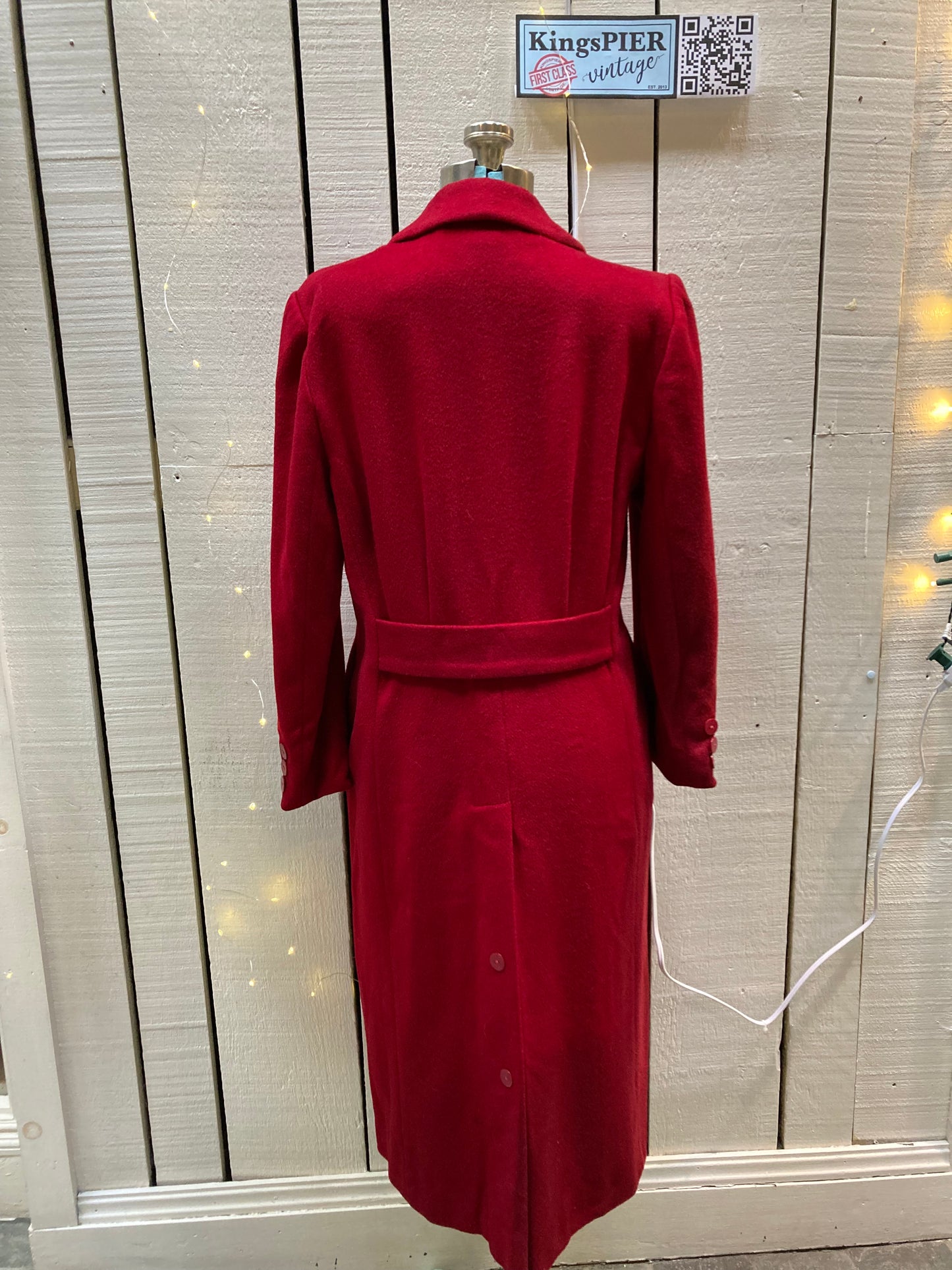 Kingspier Vintage - Vintage Cassidy Petite hand tailored red 100% wool long coat with button closures.
Made in USA.
Size 6.