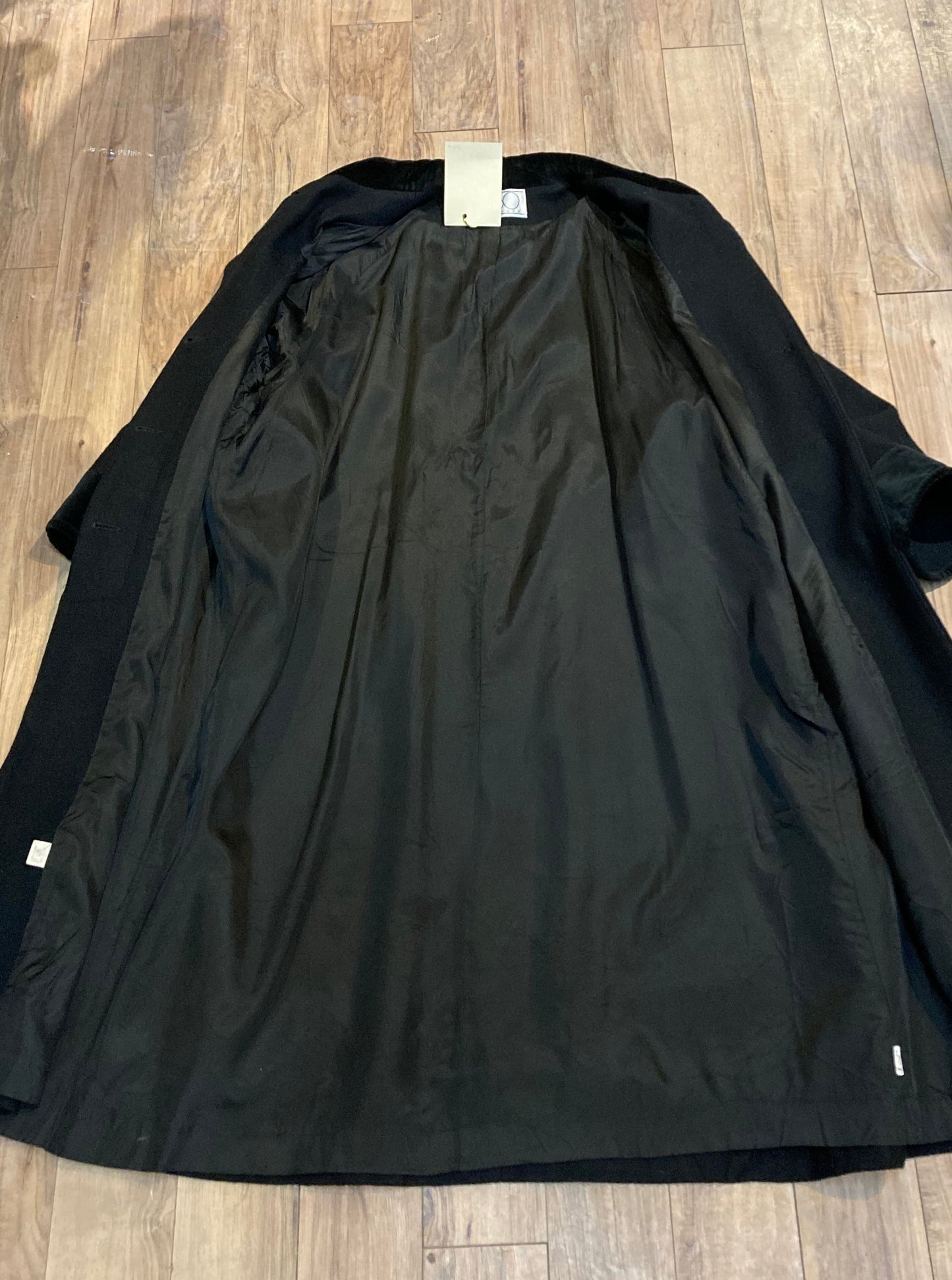 Kingspier Vintage - Vintage CBO New York long black wool blend coat with velvet collar and cuffs, button closures and front pockets.
Made in USA.