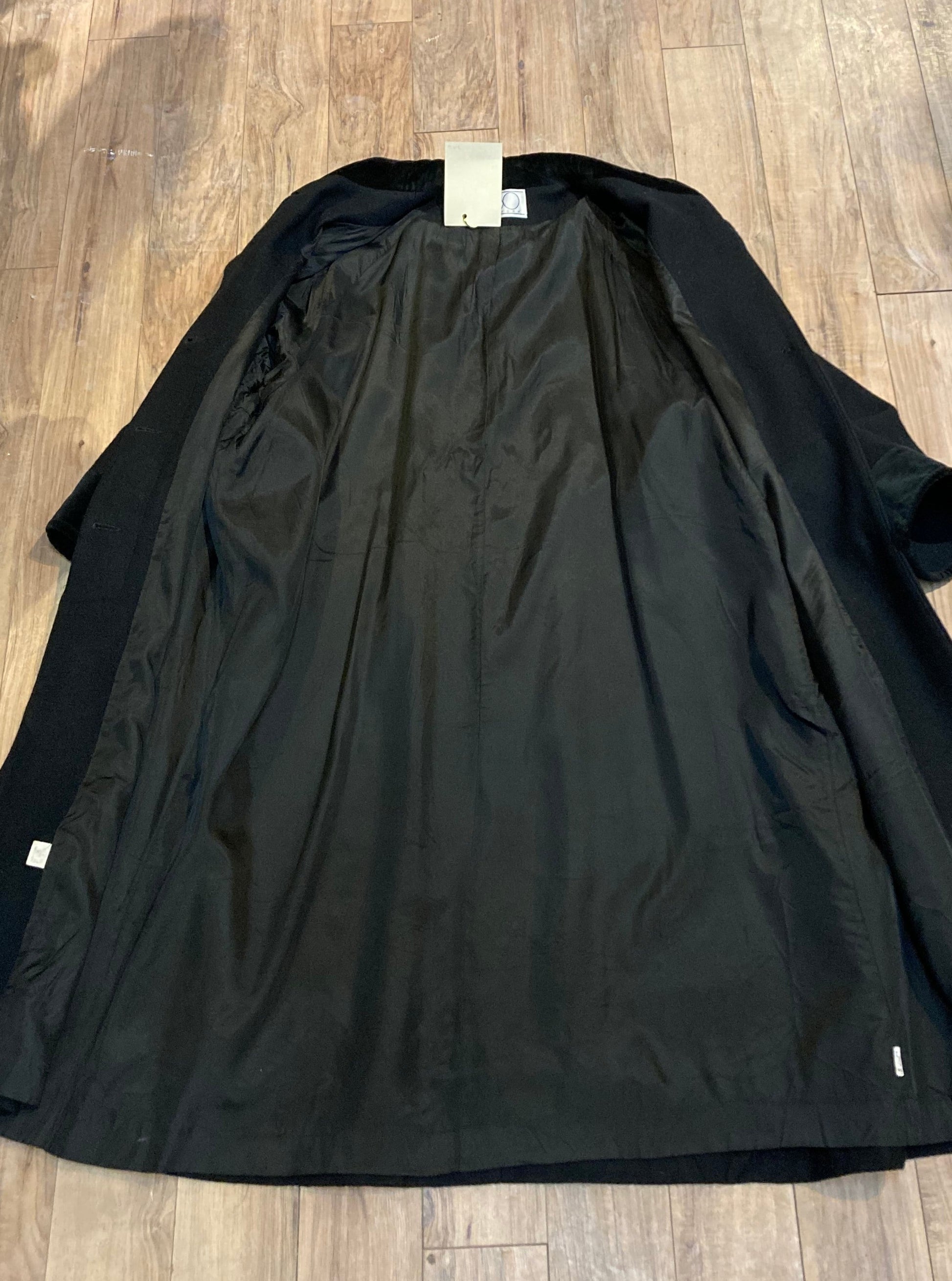 Kingspier Vintage - Vintage CBO New York long black wool blend coat with velvet collar and cuffs, button closures and front pockets.
Made in USA.