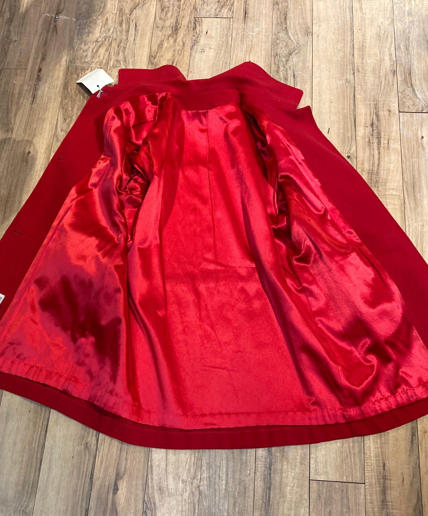 Kingspier Vintage - Cleo bright red wool blend (70% wool, 20% nylon, 10% cashmere) with button closures and patch pockets.
Made in Canada.
Size 8.