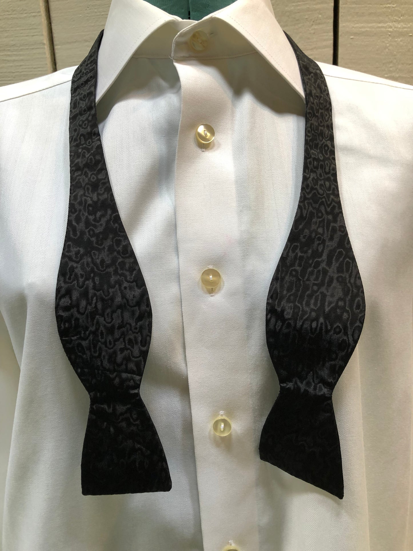 Kingspier Vintage - Vintage black watered silk butterfly style bow tie.