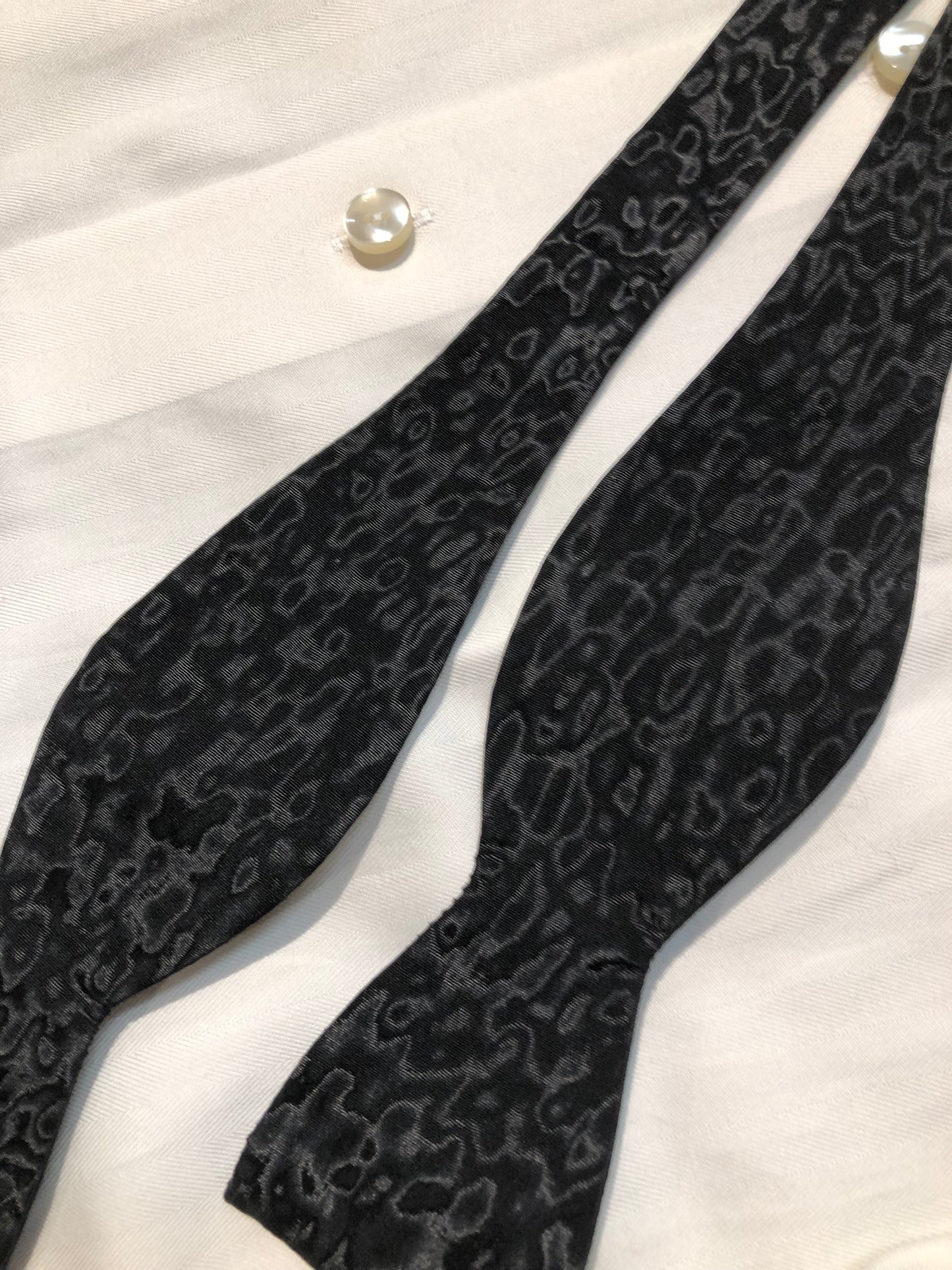 Kingspier Vintage - Vintage black watered silk butterfly style bow tie.