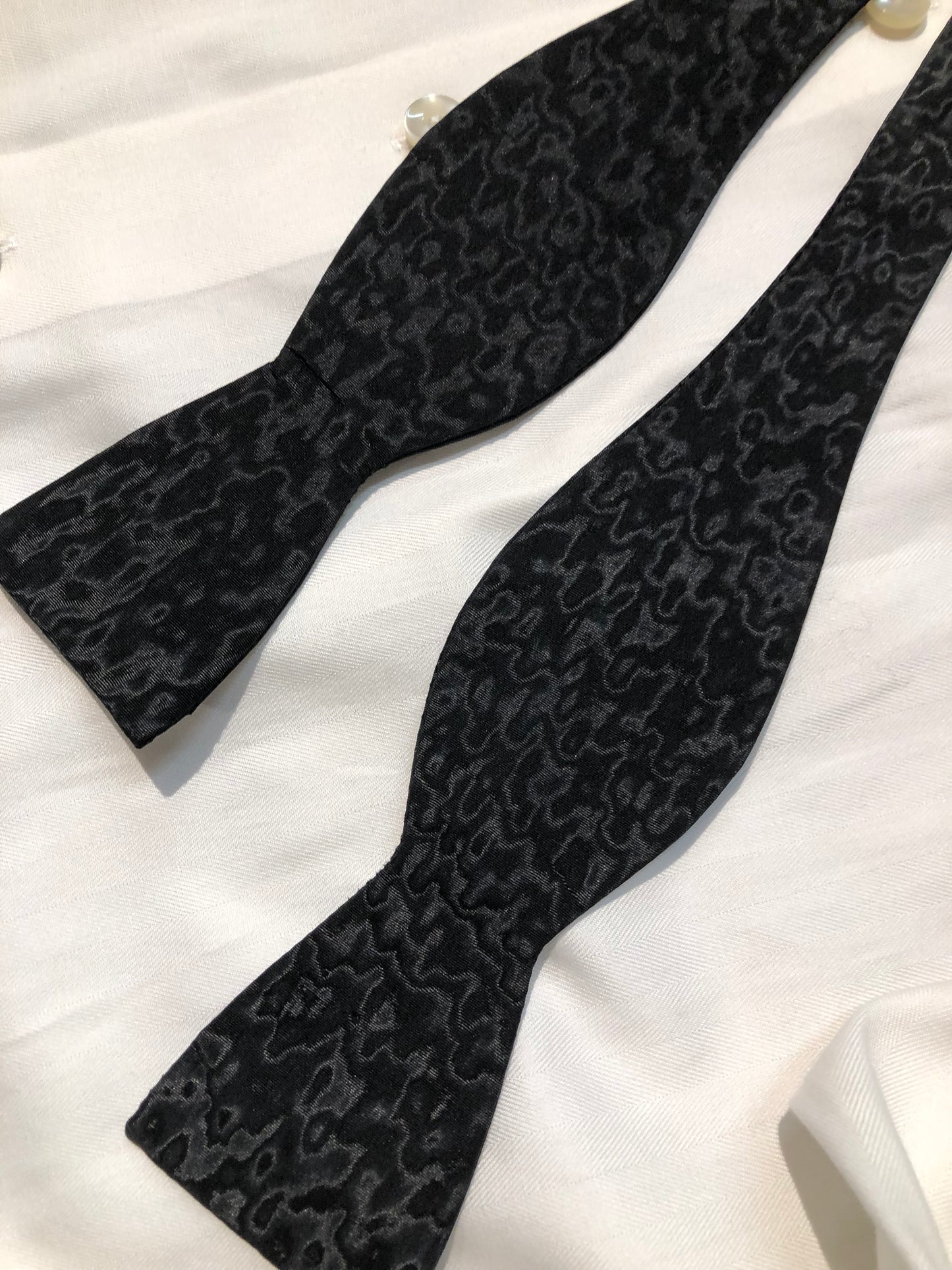 Kingspier Vintage - Vintage black watered silk butterfly style bow tie.