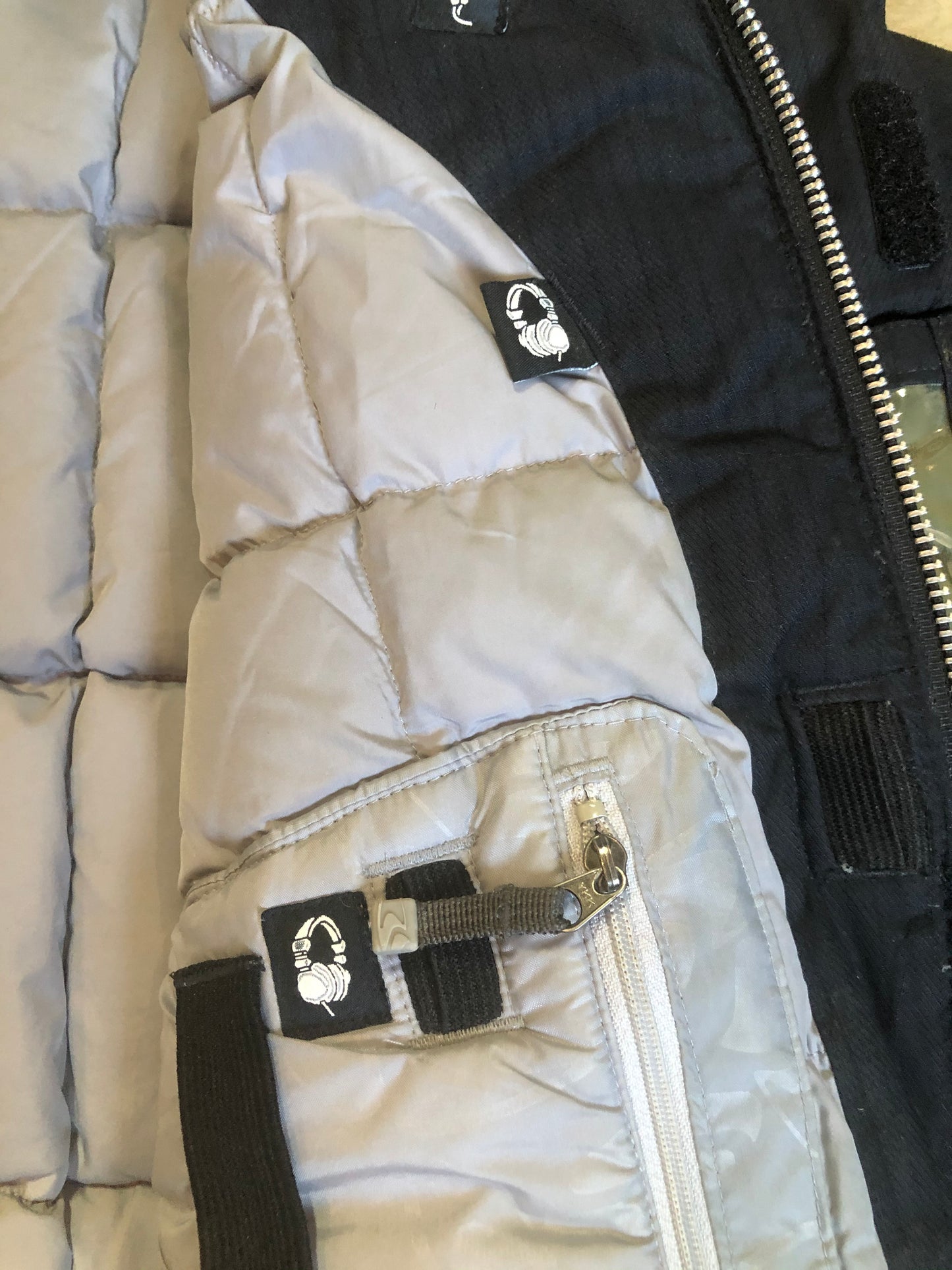 Kingspier Vintage - Bonfire “Triumph” black down filled, waterproof ski jacket with waterproof zippers,sling shot hood adjust, season pass window, many well thought out outside and inside pockets for headphone, phone, goggles, Etc. Size medium.