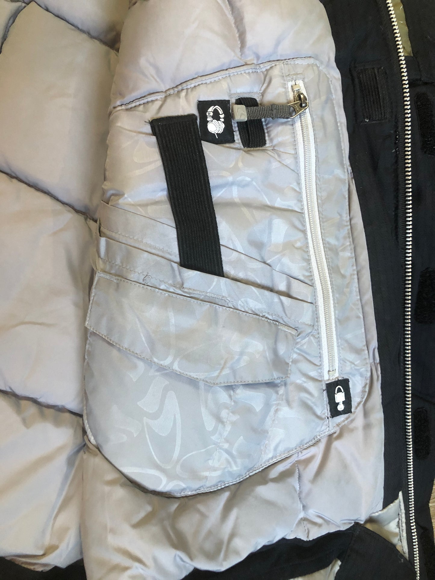 Kingspier Vintage - Bonfire “Triumph” black down filled, waterproof ski jacket with waterproof zippers,sling shot hood adjust, season pass window, many well thought out outside and inside pockets for headphone, phone, goggles, Etc. Size medium.