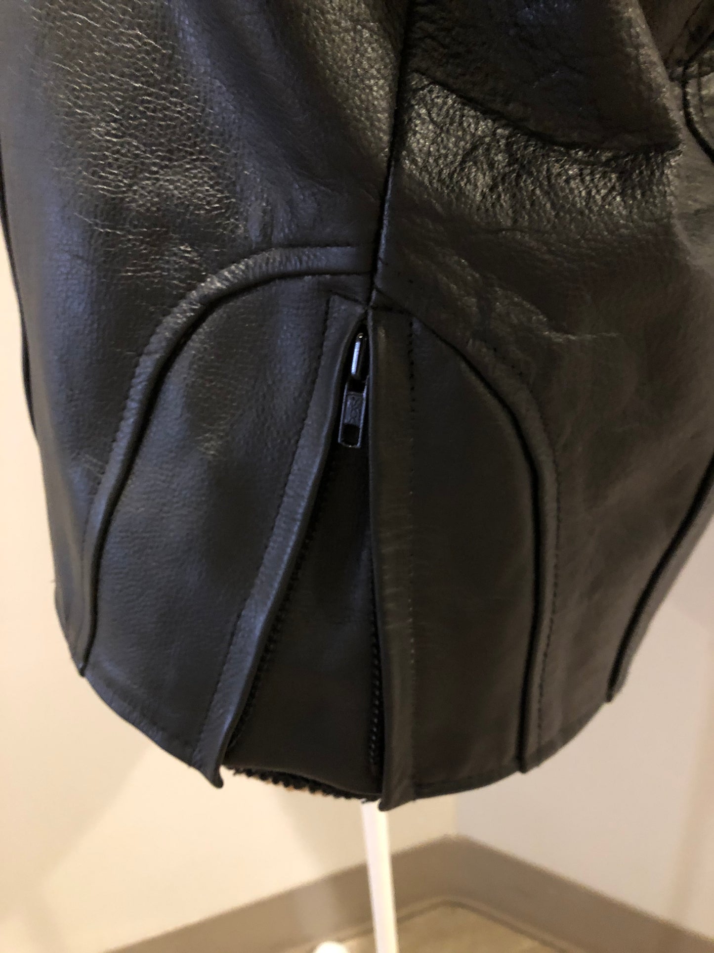 Kingspier Vintage - Black leather moto jacket with zipper, zips on the sides for more room, mesh lining and inside pocket. Size XS.