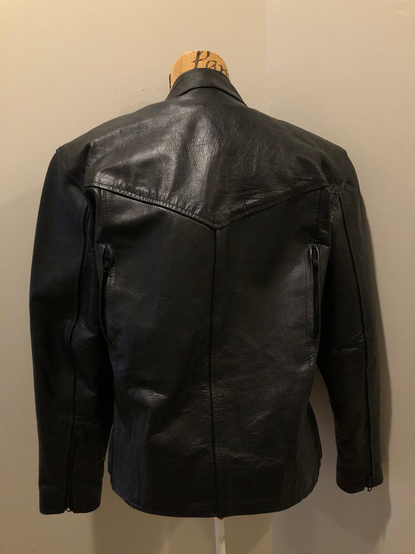 Kingspier Vintage - Black leather moto jacket with zipper, zips on the sides for more room, mesh lining and inside pocket. Size XS.