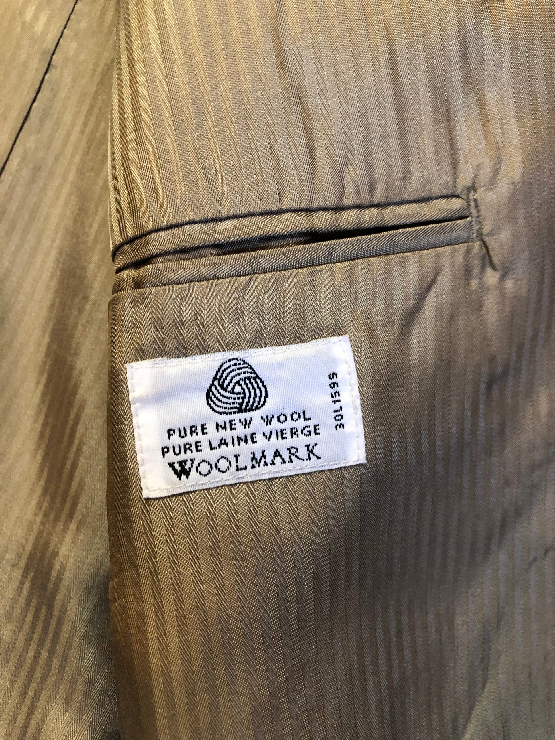 Kingspier Vintage - Bill Blass dark brown 100% pure wool two piece suit. The jacket is a single breasted three button notch lapel with two flap pockets and a beige lining with two inside pockets, Pants are pleated with welt pockets.