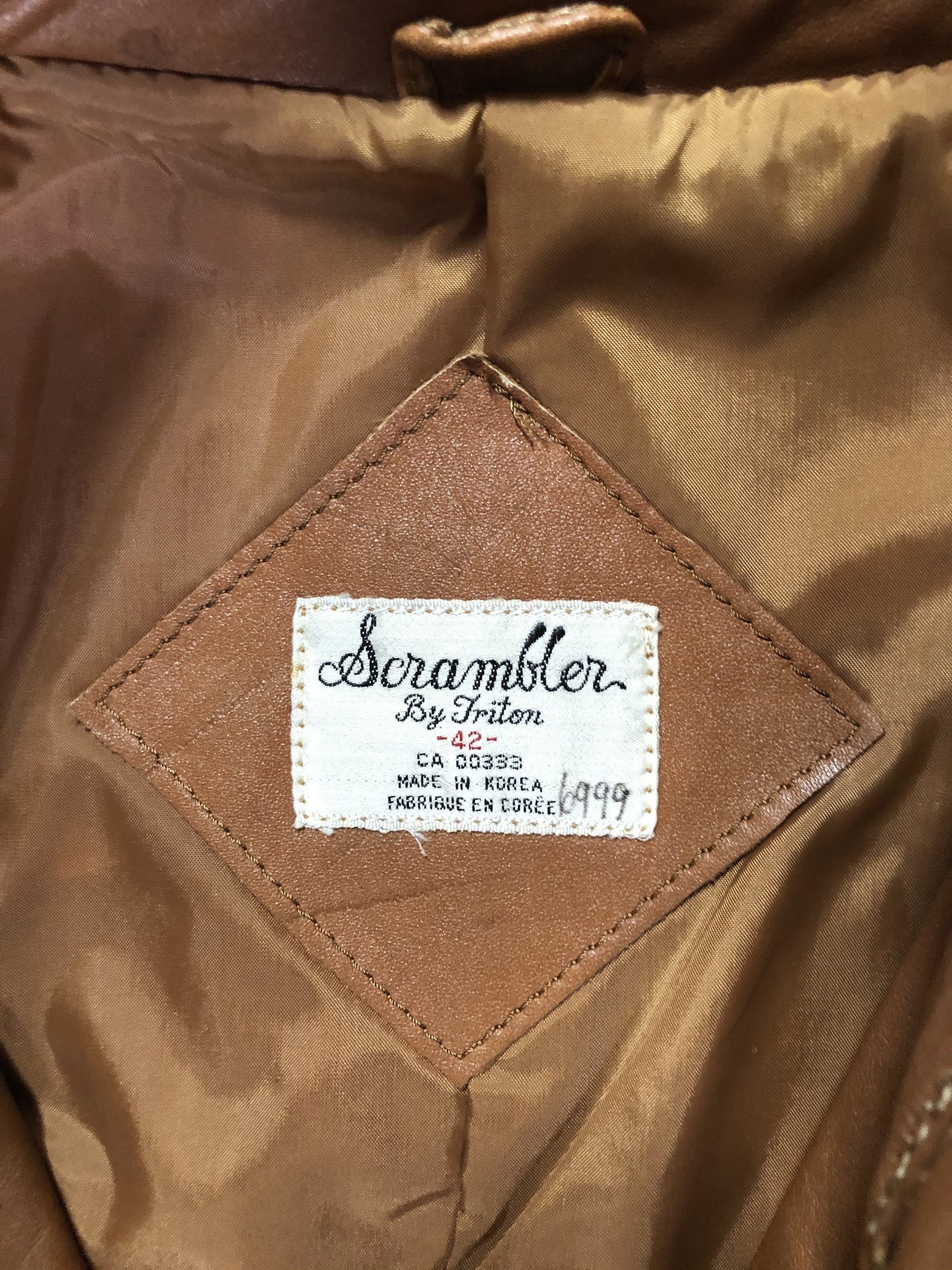 Kingspier Vintage - Scrambler light brown leather jacket with button closures and flap pockets. Size 42M.