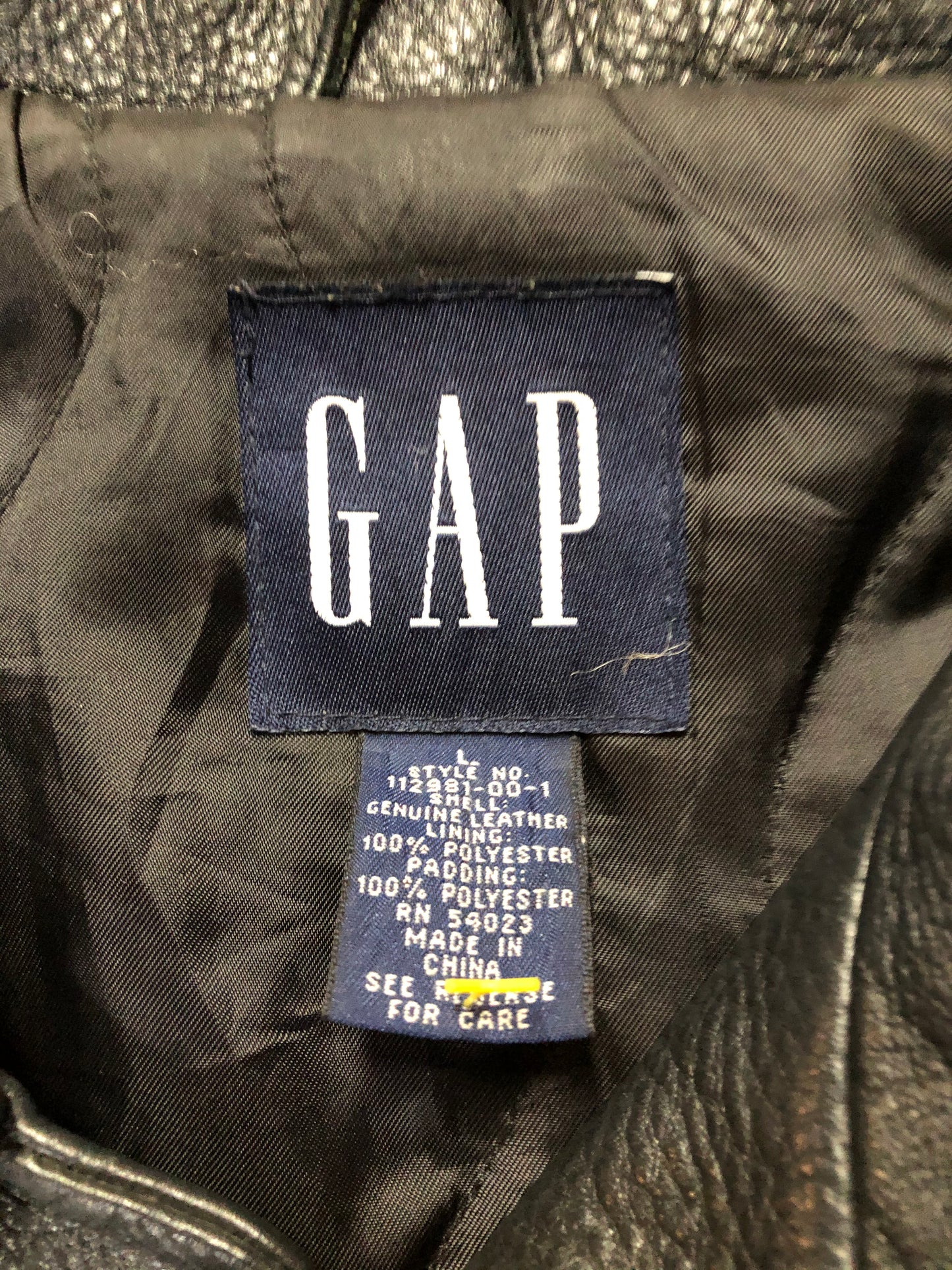 Kingspier Vintage - Gap black leather jacket with button closures, slash pockets, inside pocket and quilted lining. Size large.