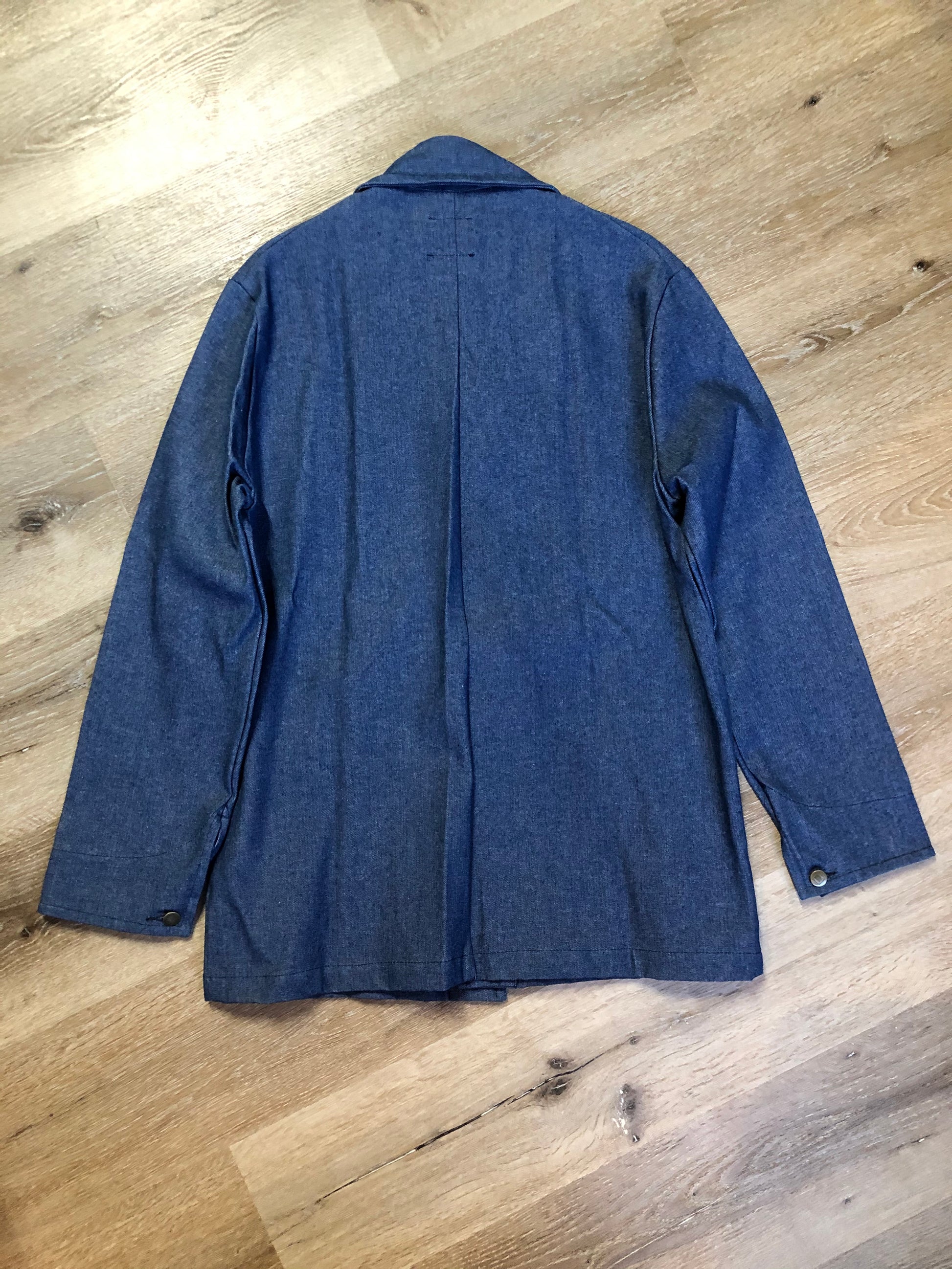 Kingspier Vintage - Hamill denim jacket in a medium wash with button closures, three patch pockets on the front and one inside breast pocket. Made in Canada. Size small.