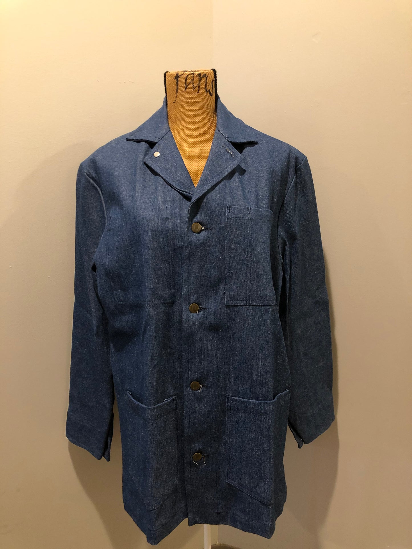 Kingspier Vintage - Hamill denim jacket in a medium wash with button closures, three patch pockets on the front and one inside breast pocket. Made in Canada. Size small.