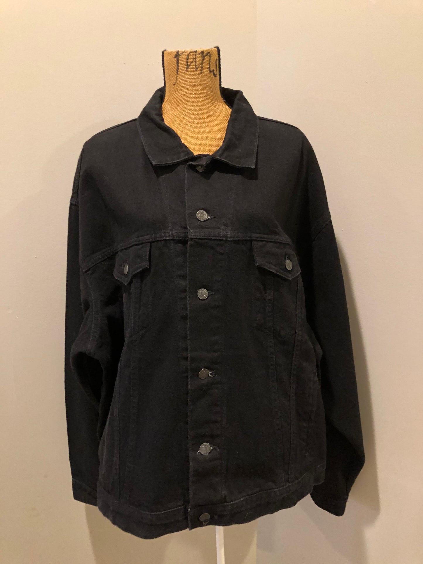 Kingspier Vintage - International Denim black denim jacket with button closures, two vertical pockets, two flap pockets and two inside pockets. Made in Canada. Size XXXL.