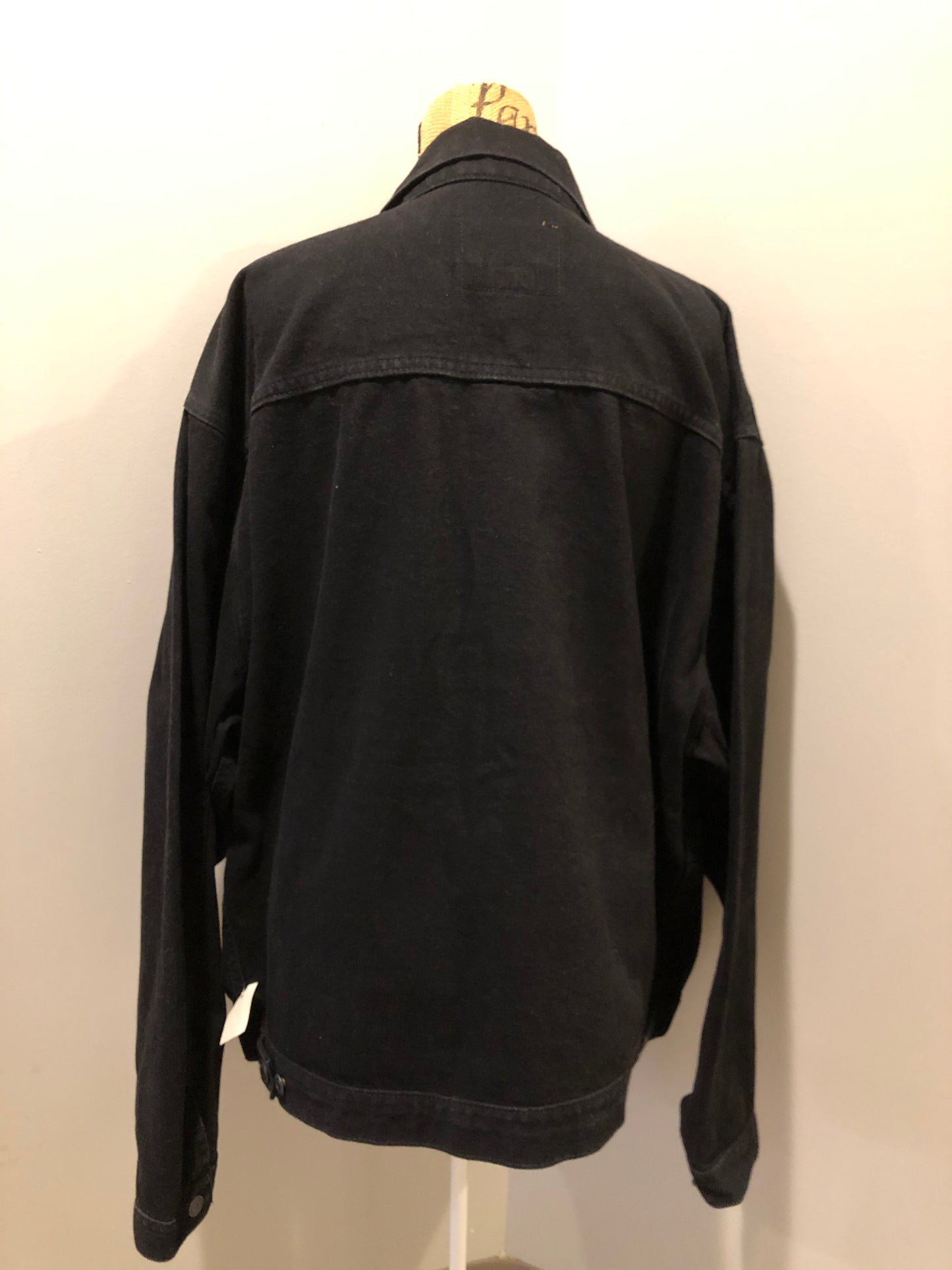 Kingspier Vintage - International Denim black denim jacket with button closures, two vertical pockets, two flap pockets and two inside pockets. Made in Canada. Size XXXL.