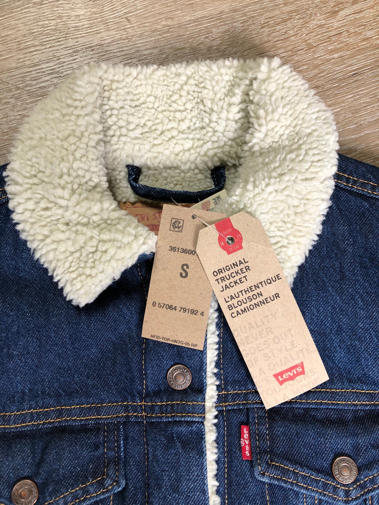 Kingspier Vintage - Levi’s denim sherpa trucker jacket in a medium wash with faux fur lining, snap closures, vertical pockets and two flap pockets. Size small.