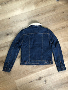 Kingspier Vintage - Levi’s denim sherpa trucker jacket in a medium wash with faux fur lining, snap closures, vertical pockets and two flap pockets. Size small.