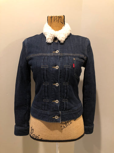 Kingspier Vintage - Levi’s Sherpa style denim jacket in a dark wash with stretch, pleats running down the front, faux fur lining and quilted lining in both arms, button closures and one patch pocket. Size XS.