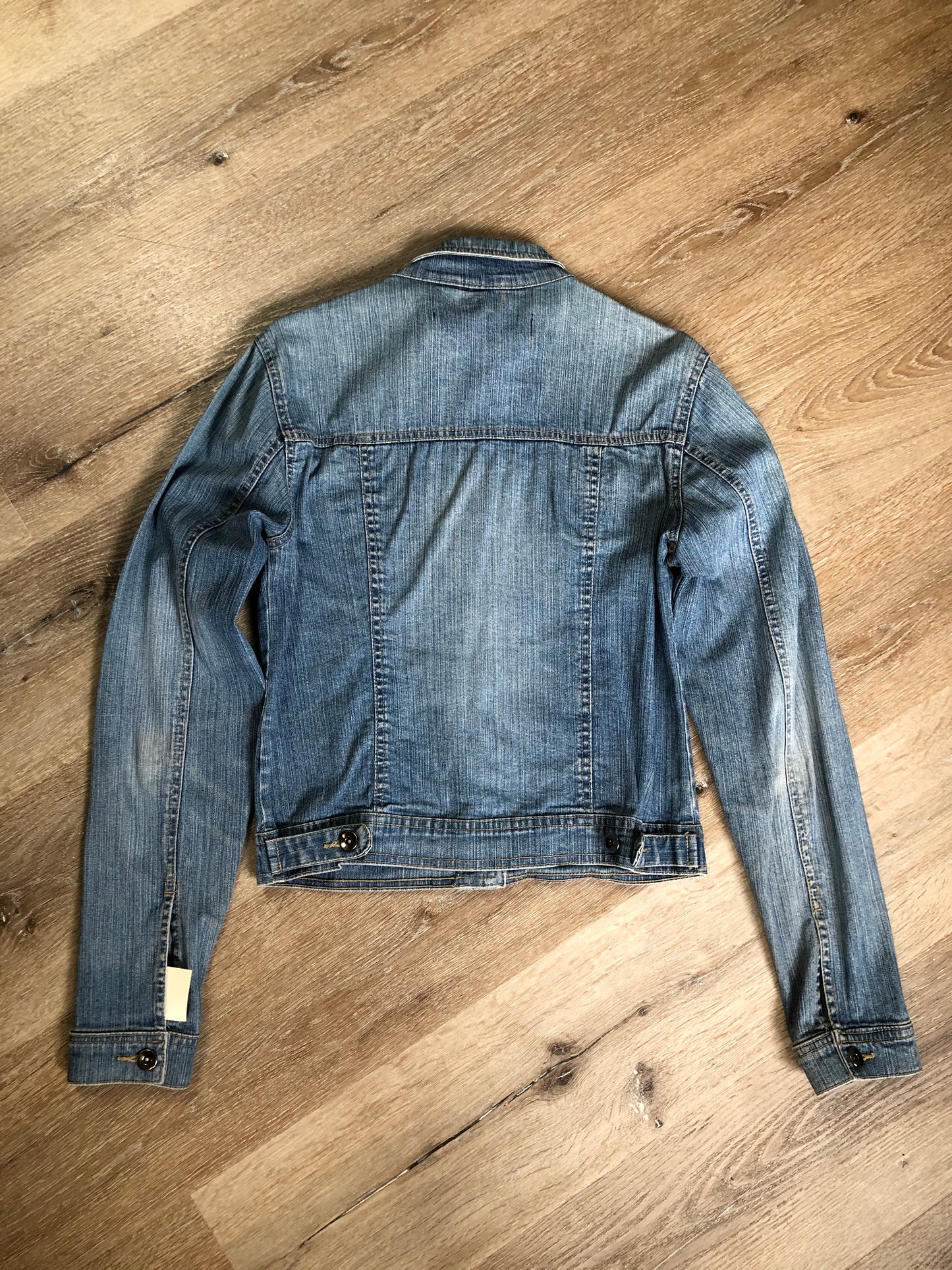 Kingspier Vintage - Liquid Jeans denim jacket in a light wash with buttons, hand warmer pockets and flap pockets on the chest. Size small.